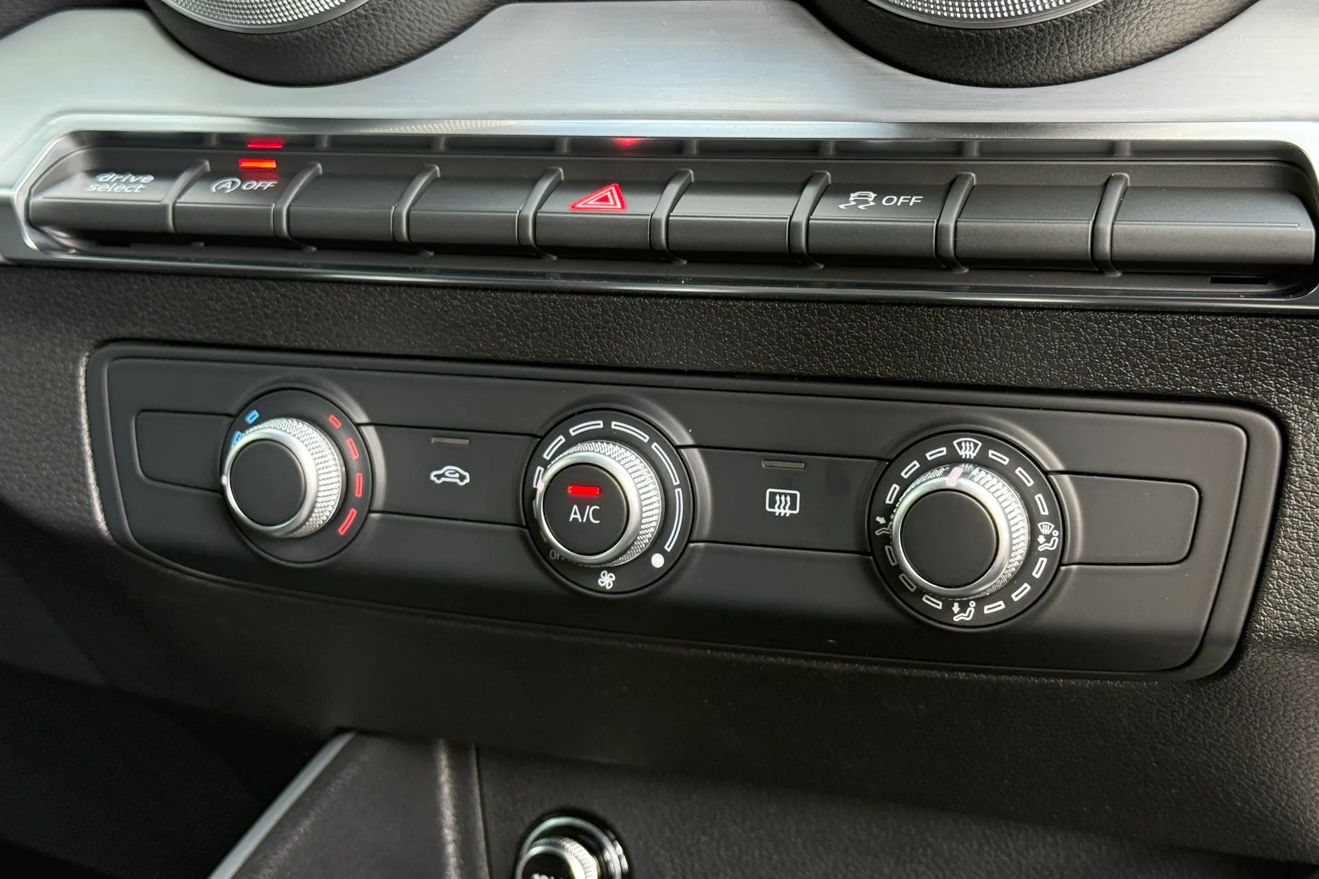 Audi Q2 thumbnail image number 18
