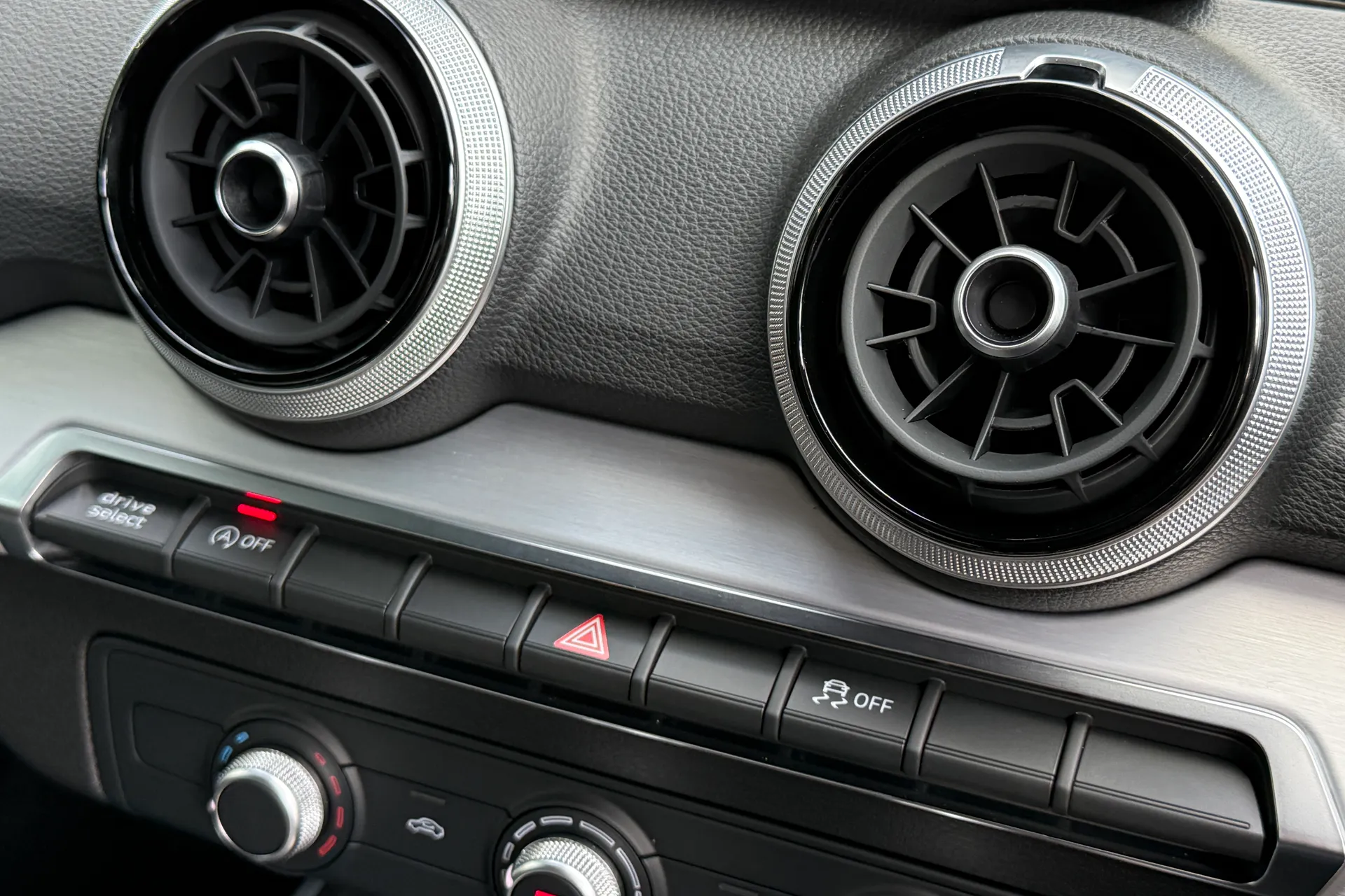 Audi Q2 thumbnail image number 14