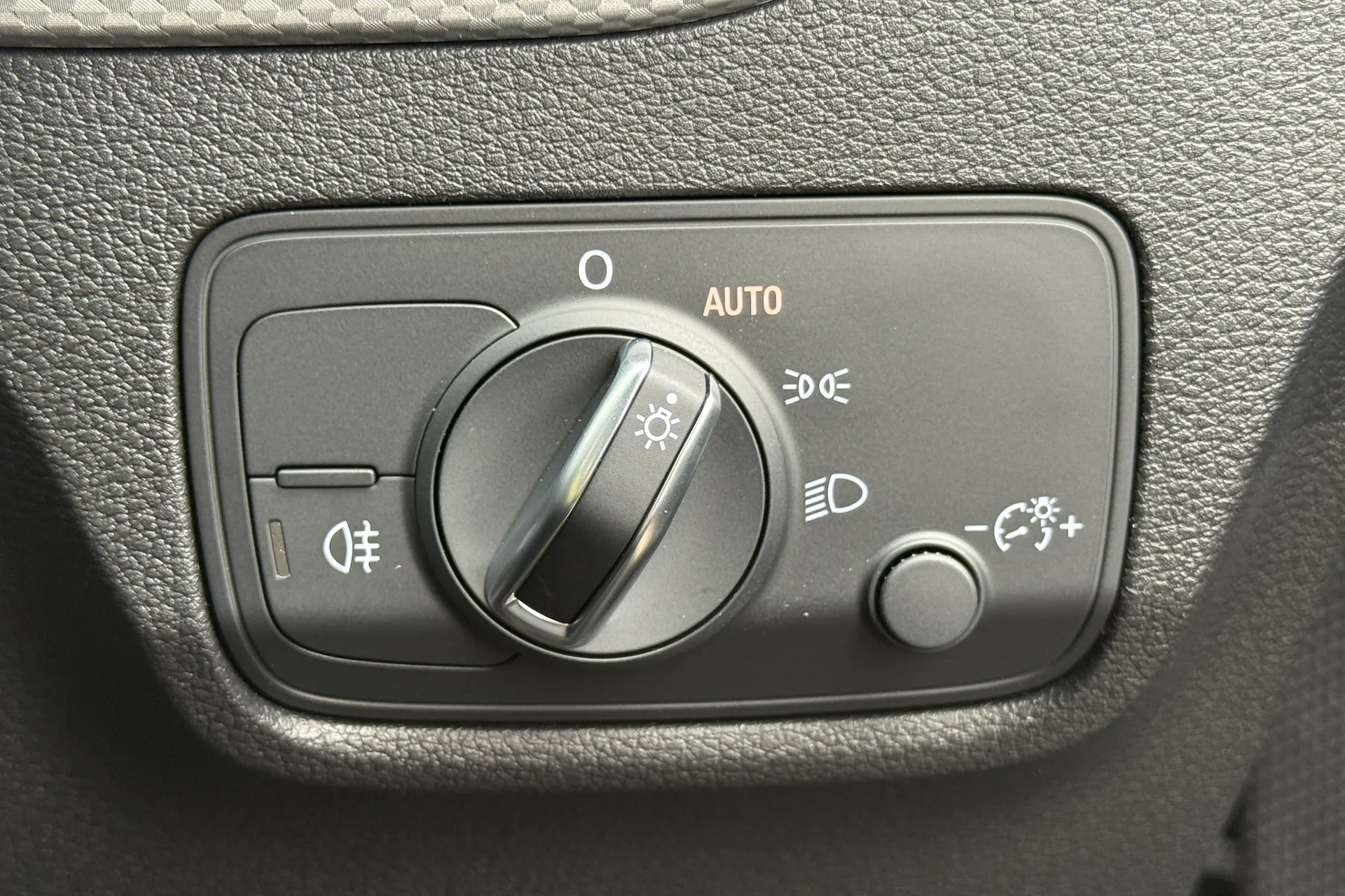 Audi Q2 thumbnail image number 20