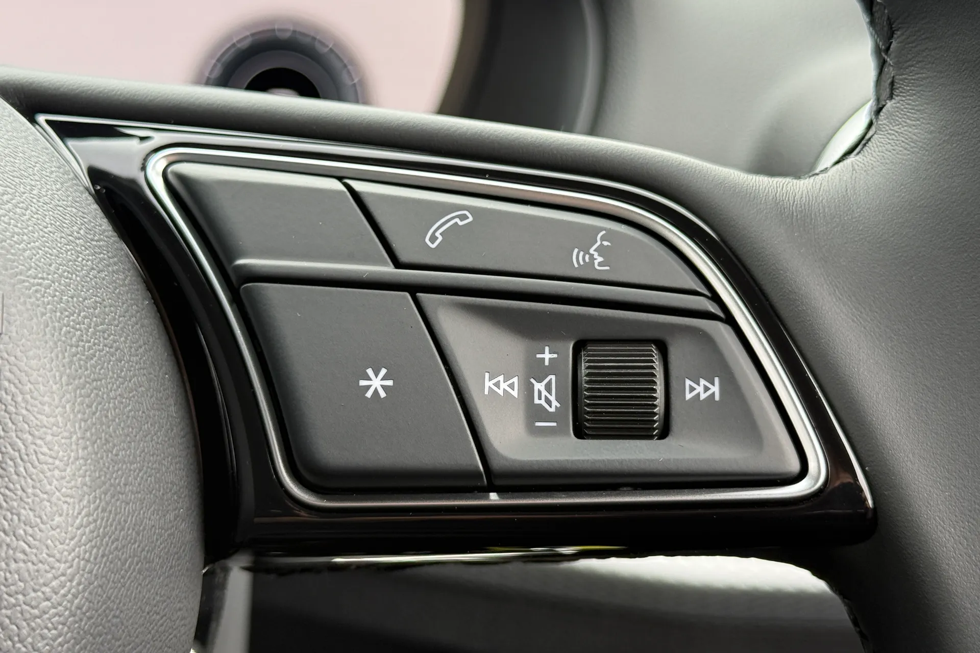 Audi Q2 thumbnail image number 19