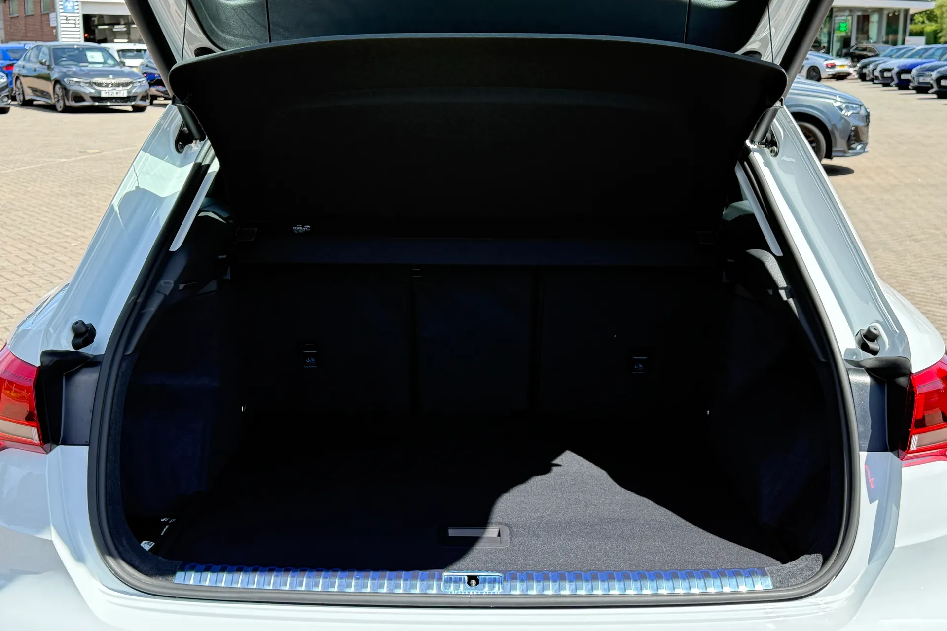 Audi Q3 thumbnail image number 38