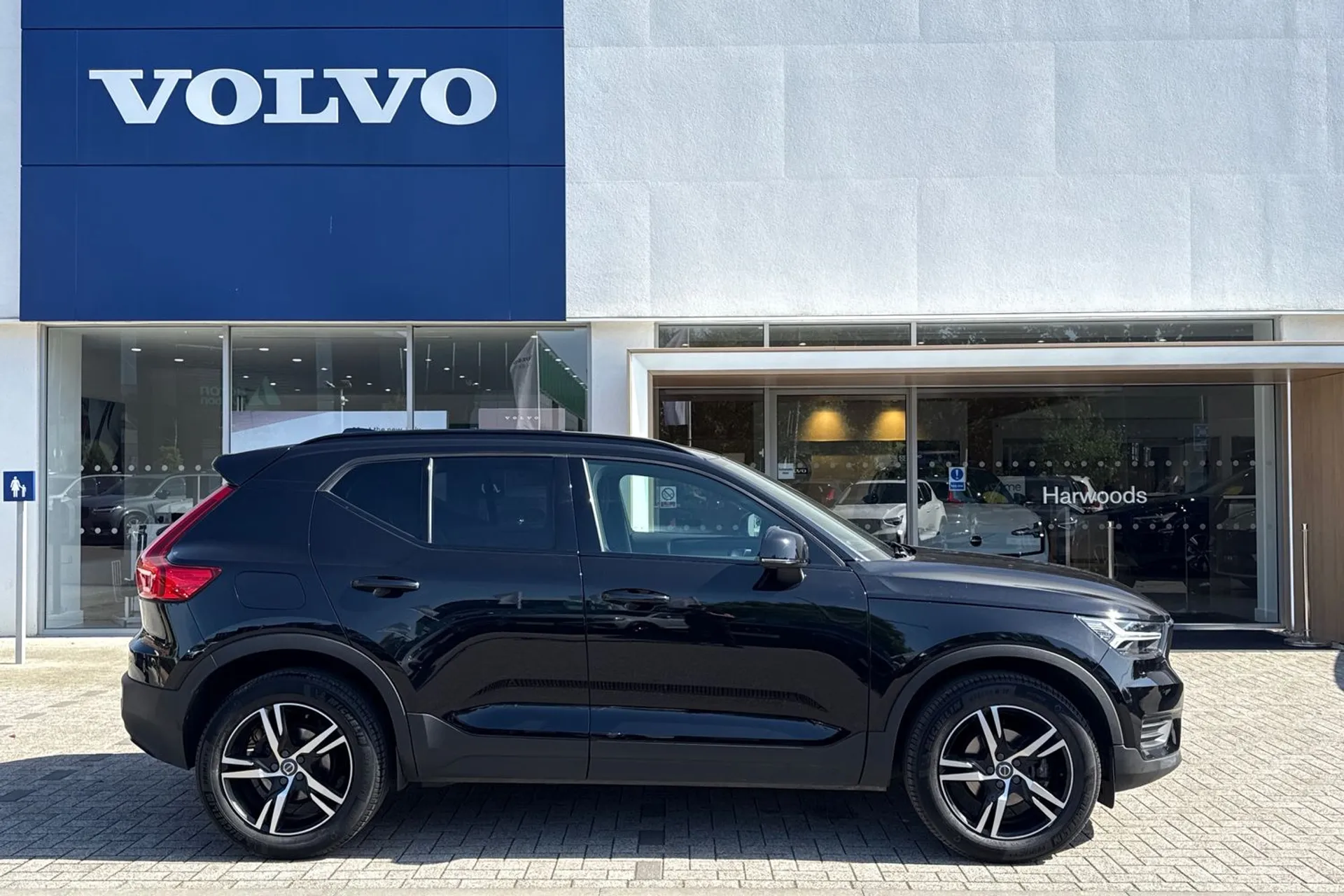 Volvo XC40 thumbnail image number 2
