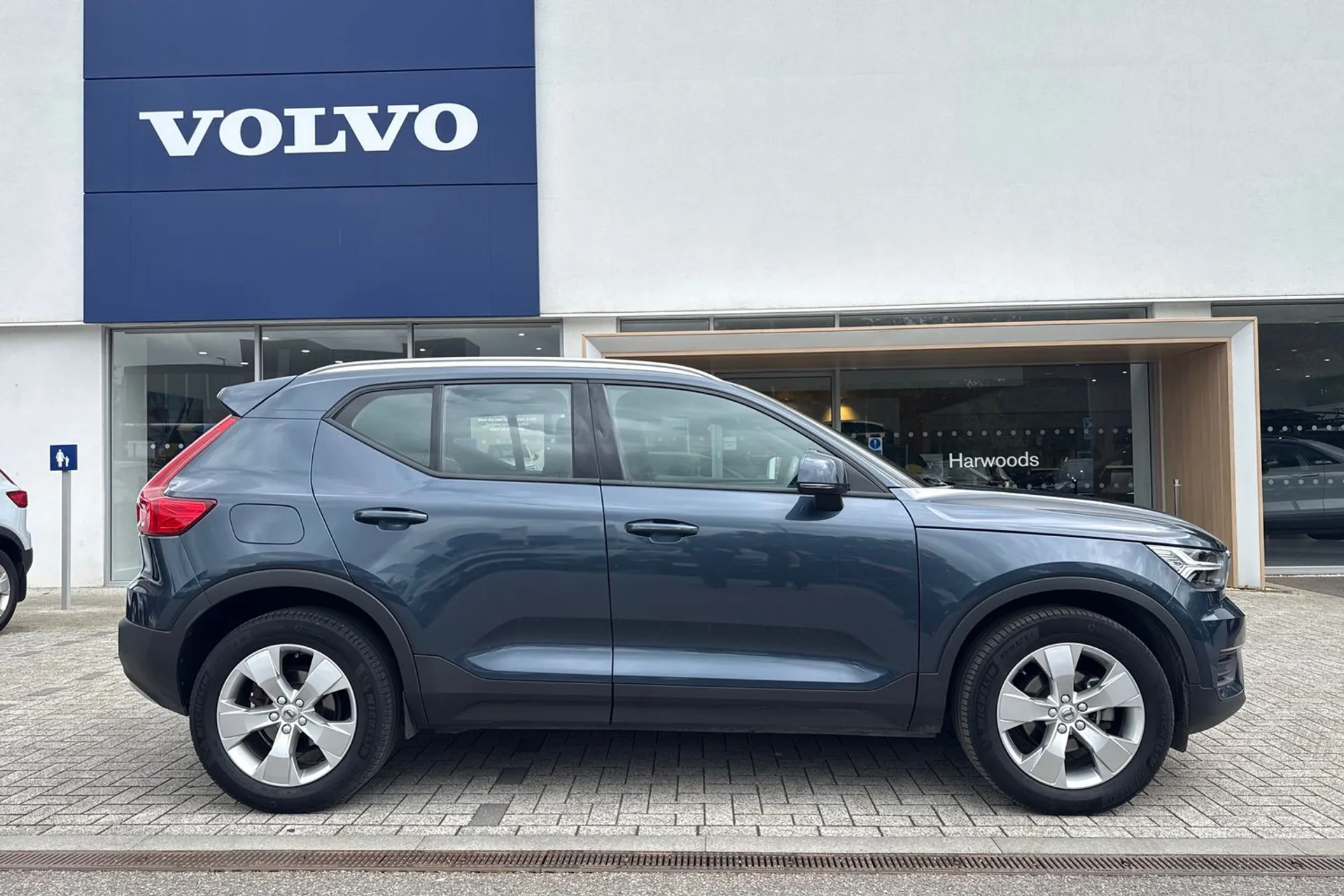 Volvo XC40 thumbnail image number 2