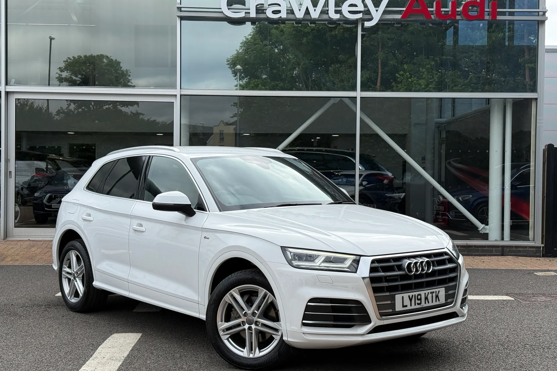 Audi Q5 focused image