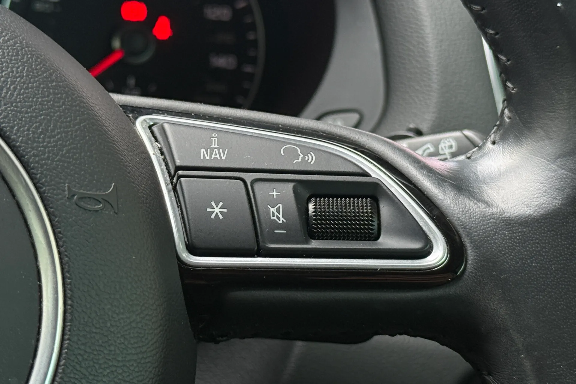 Audi Q3 thumbnail image number 12