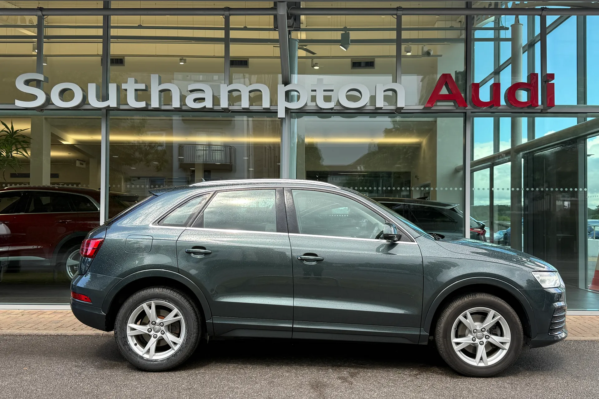 Audi Q3 thumbnail image number 2