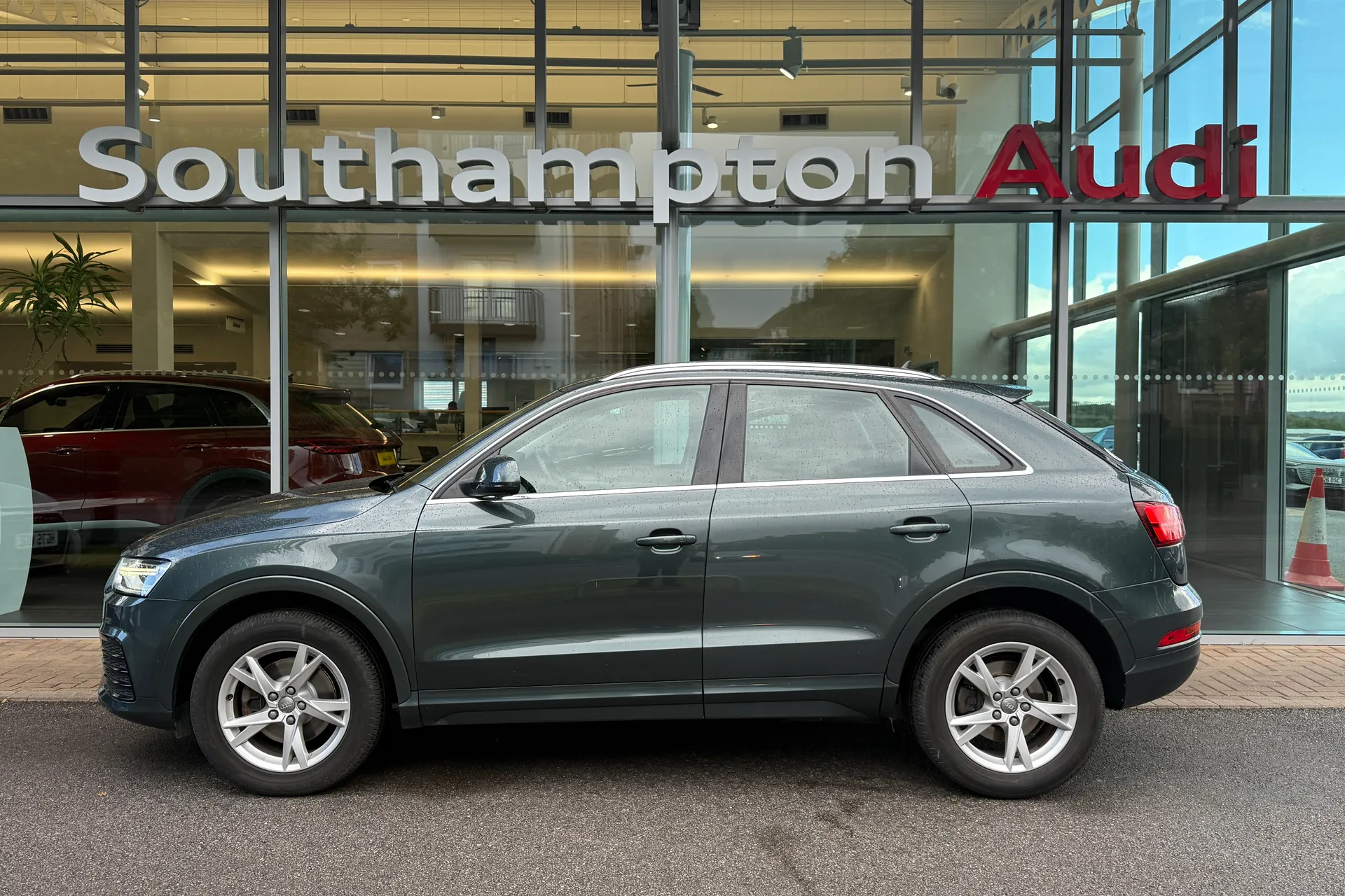 Audi Q3 thumbnail image number 48