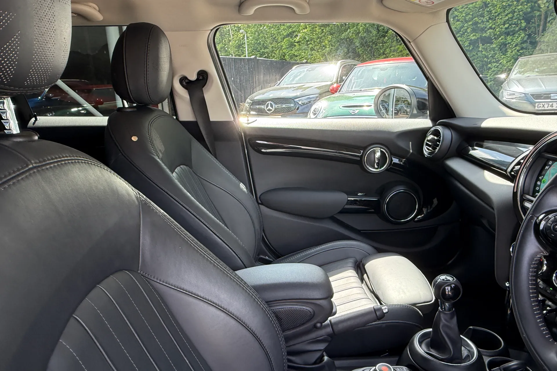 MINI HATCHBACK thumbnail image number 24
