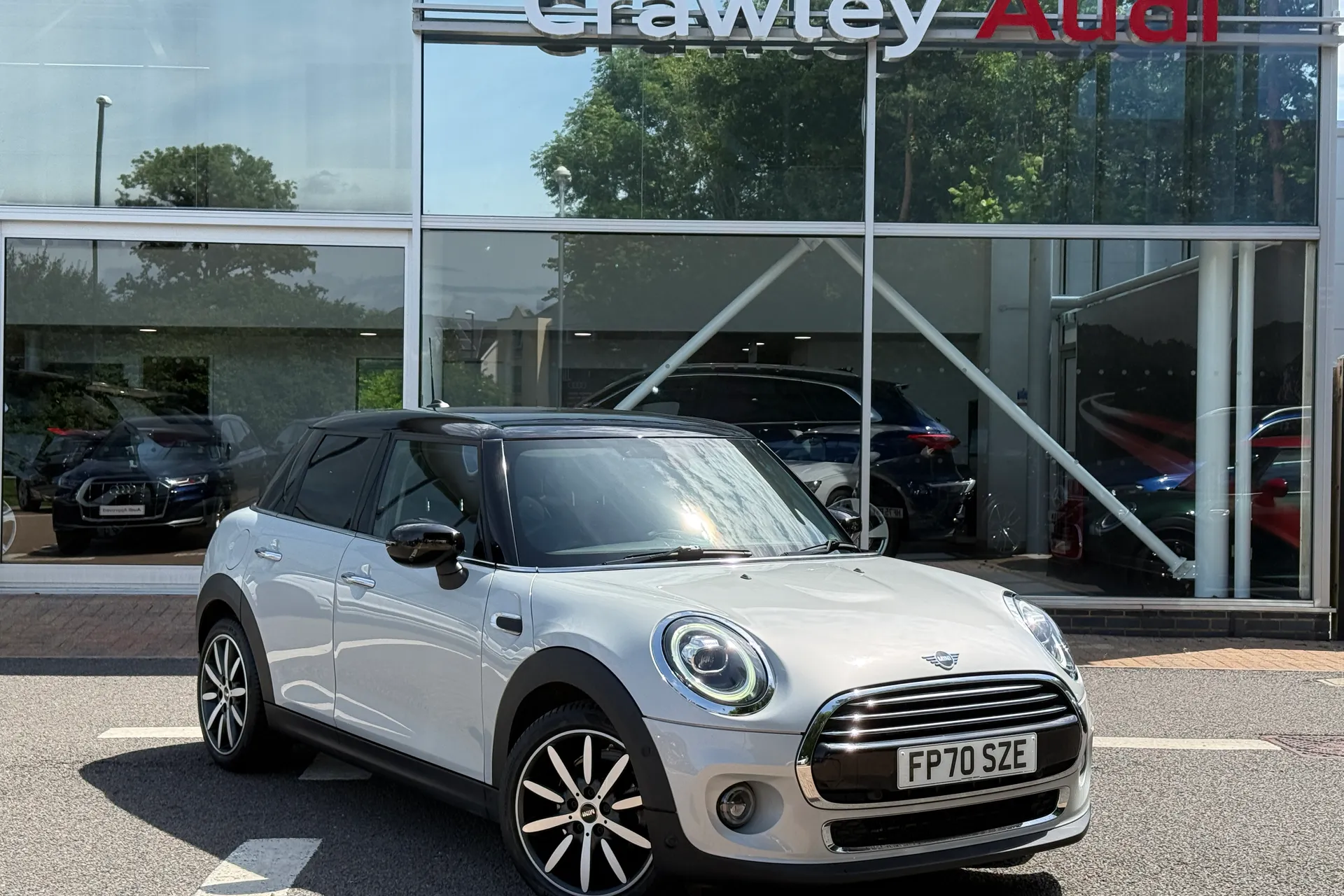MINI HATCHBACK focused image