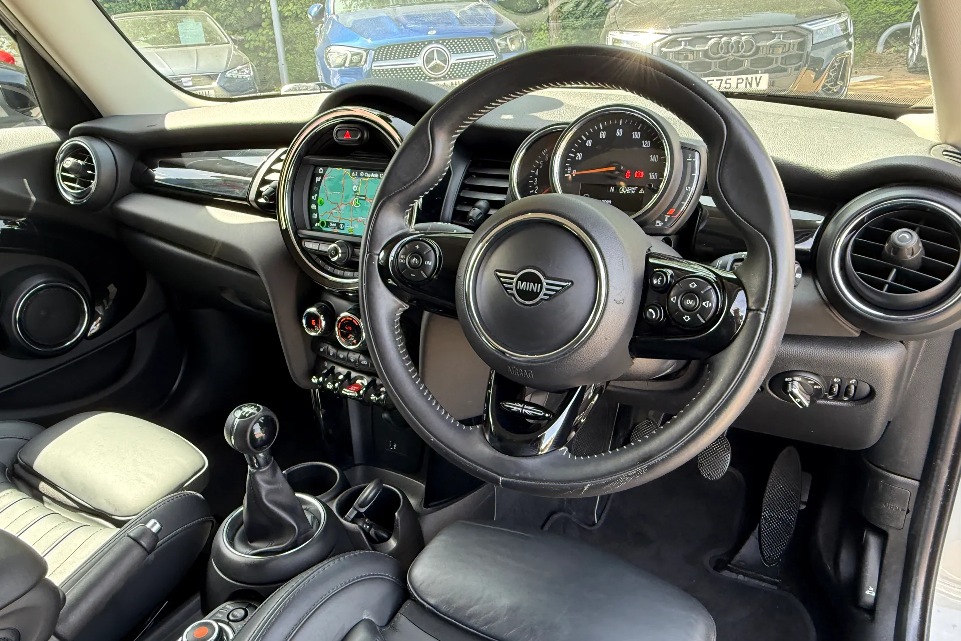 MINI HATCHBACK thumbnail image number 23
