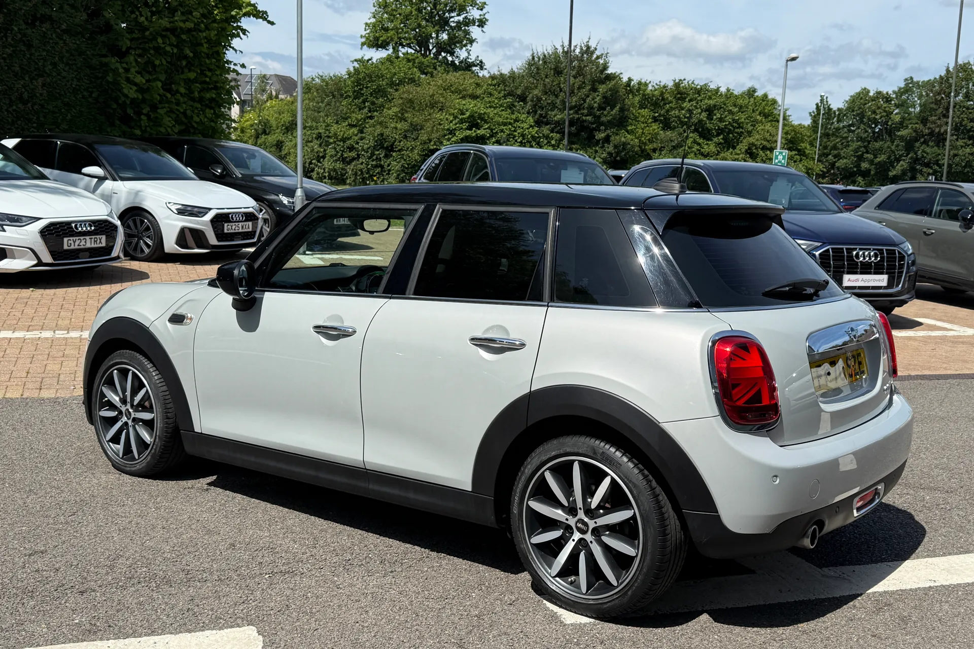 MINI HATCHBACK thumbnail image number 39