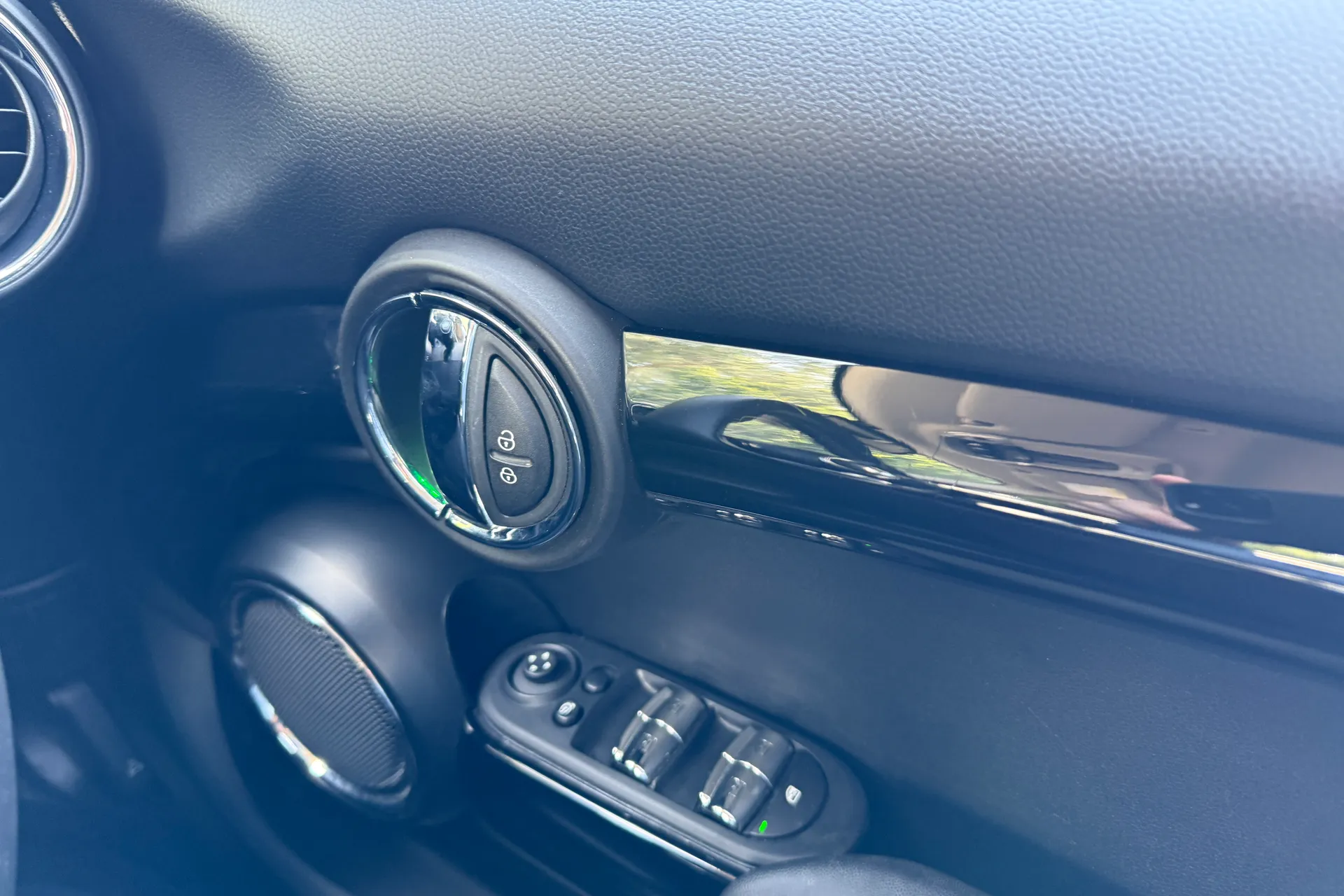 MINI HATCHBACK thumbnail image number 20