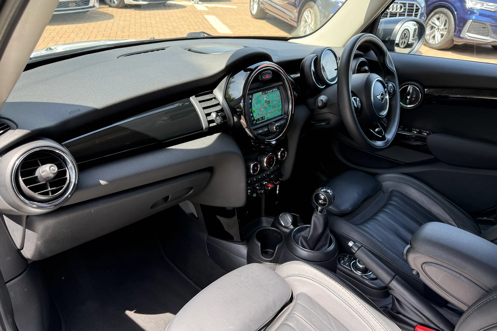 MINI HATCHBACK thumbnail image number 44