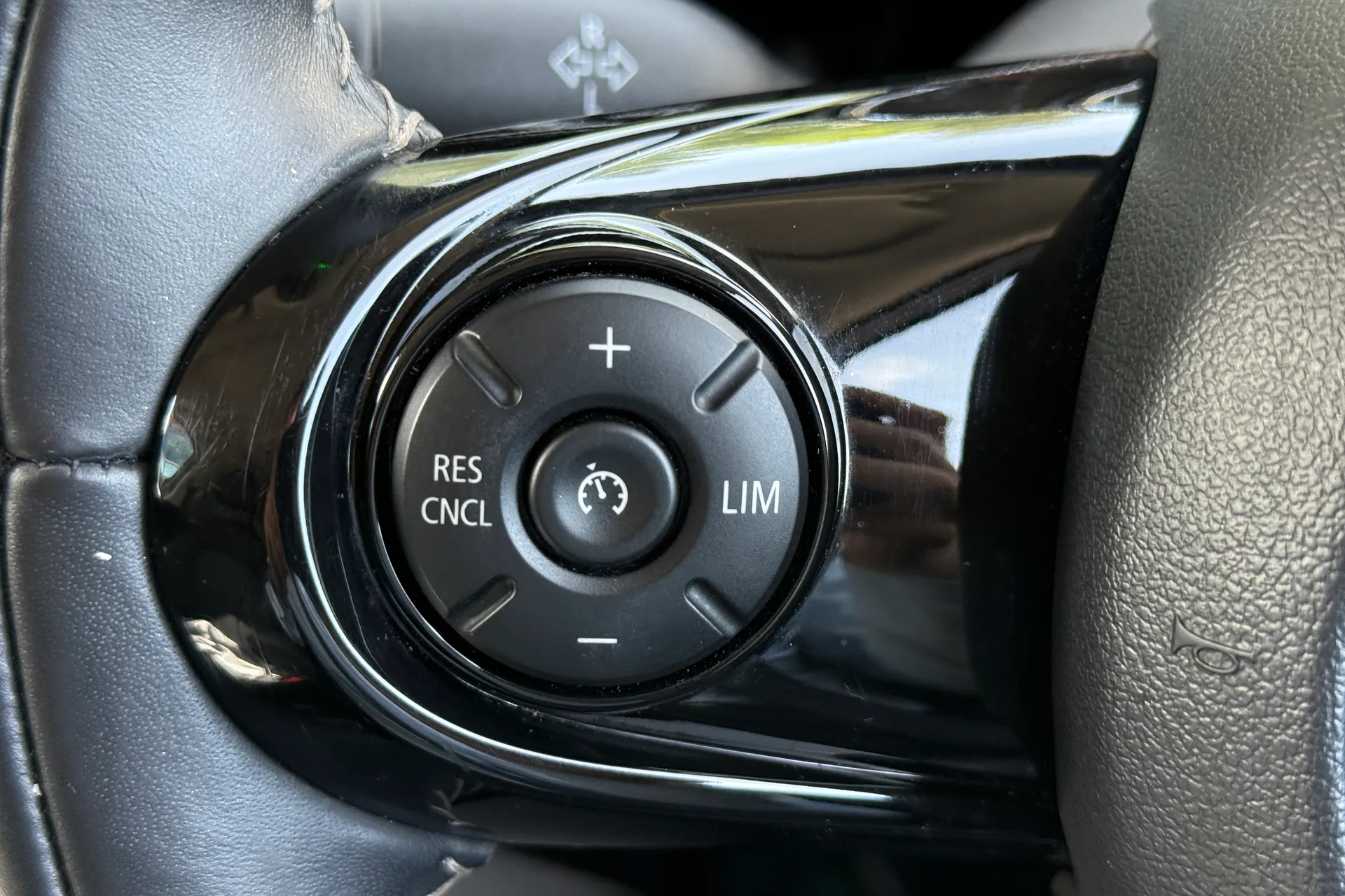 MINI HATCHBACK thumbnail image number 18