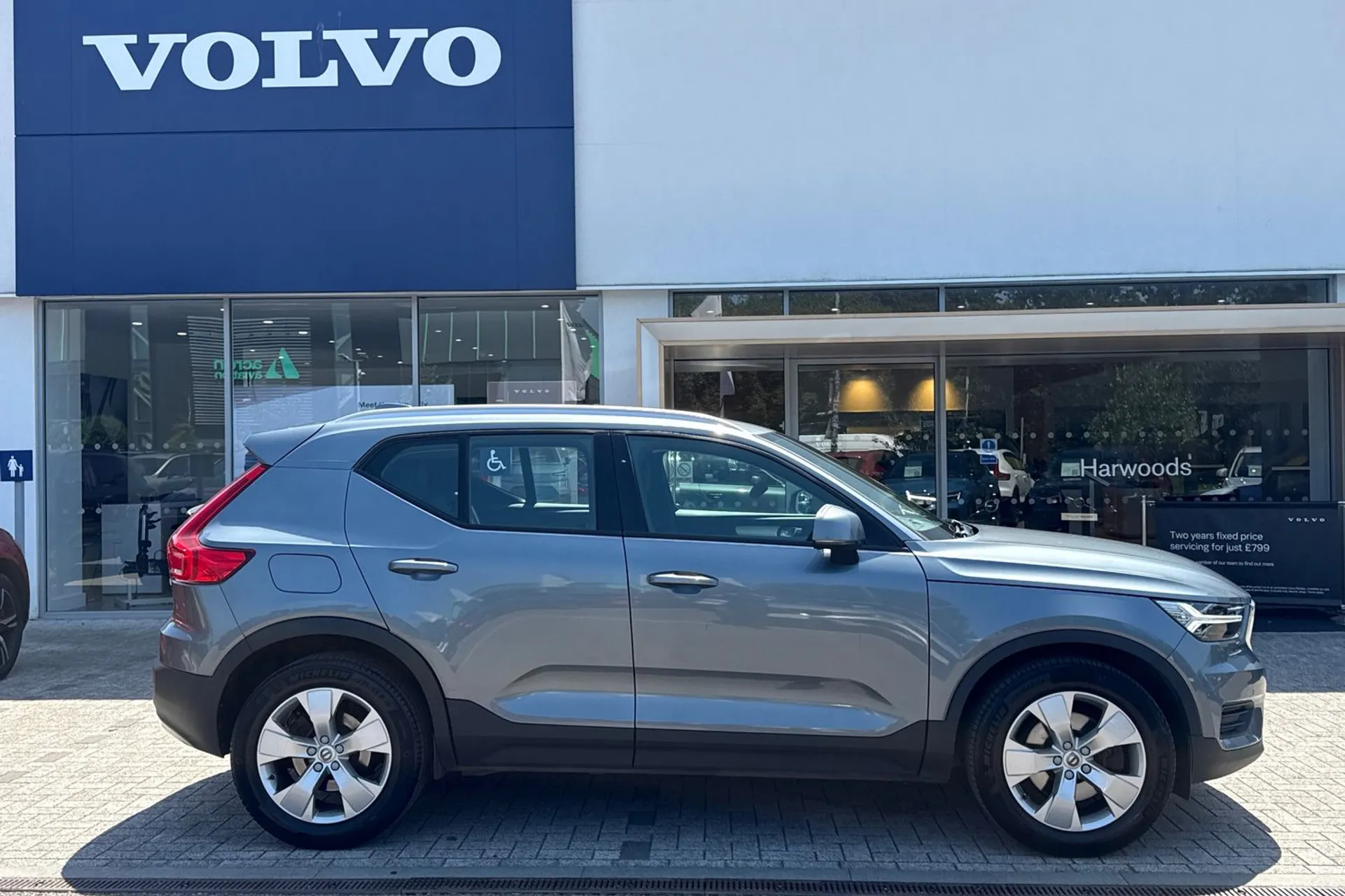 Volvo XC40 thumbnail image number 2