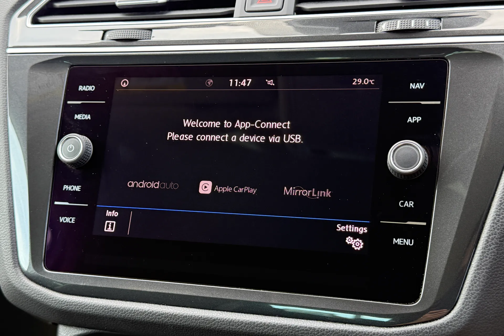 VOLKSWAGEN TIGUAN thumbnail image number 9