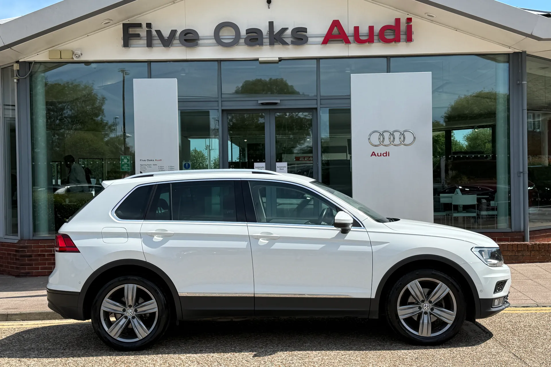 VOLKSWAGEN TIGUAN thumbnail image number 2