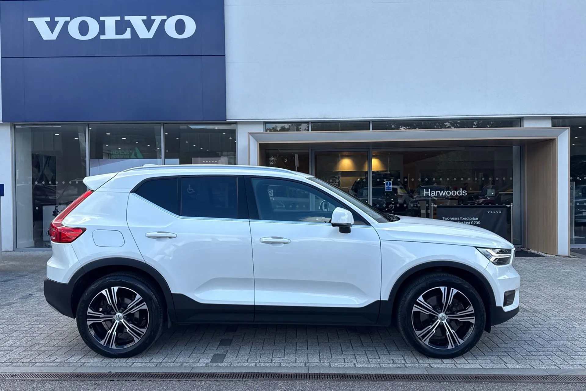 Volvo XC40 thumbnail image number 2