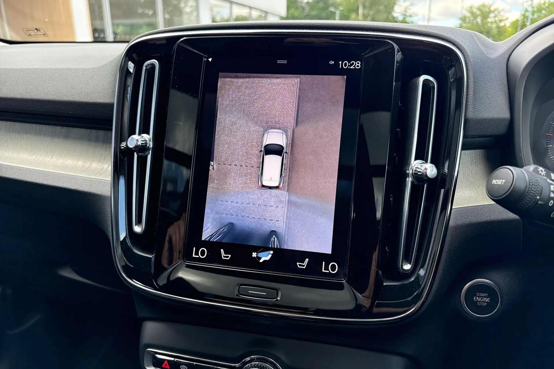 Volvo XC40 thumbnail image number 4