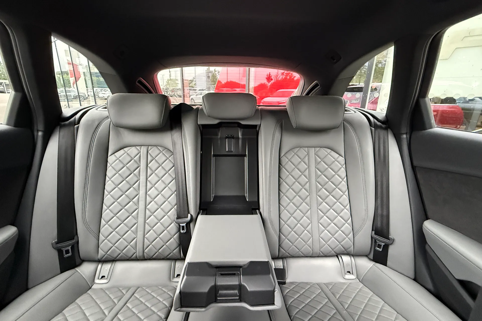 Audi A4 thumbnail image number 37