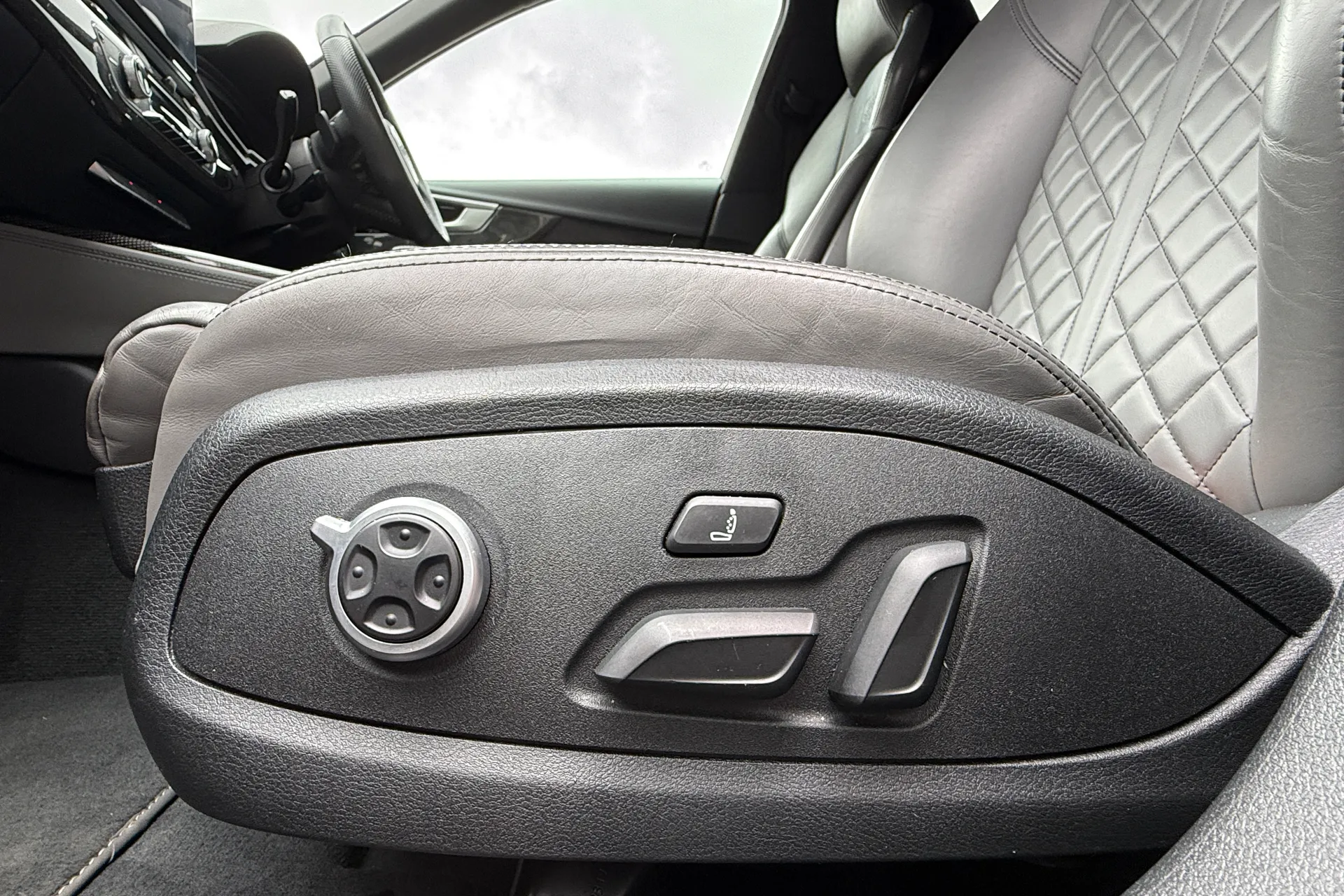 Audi A4 thumbnail image number 30