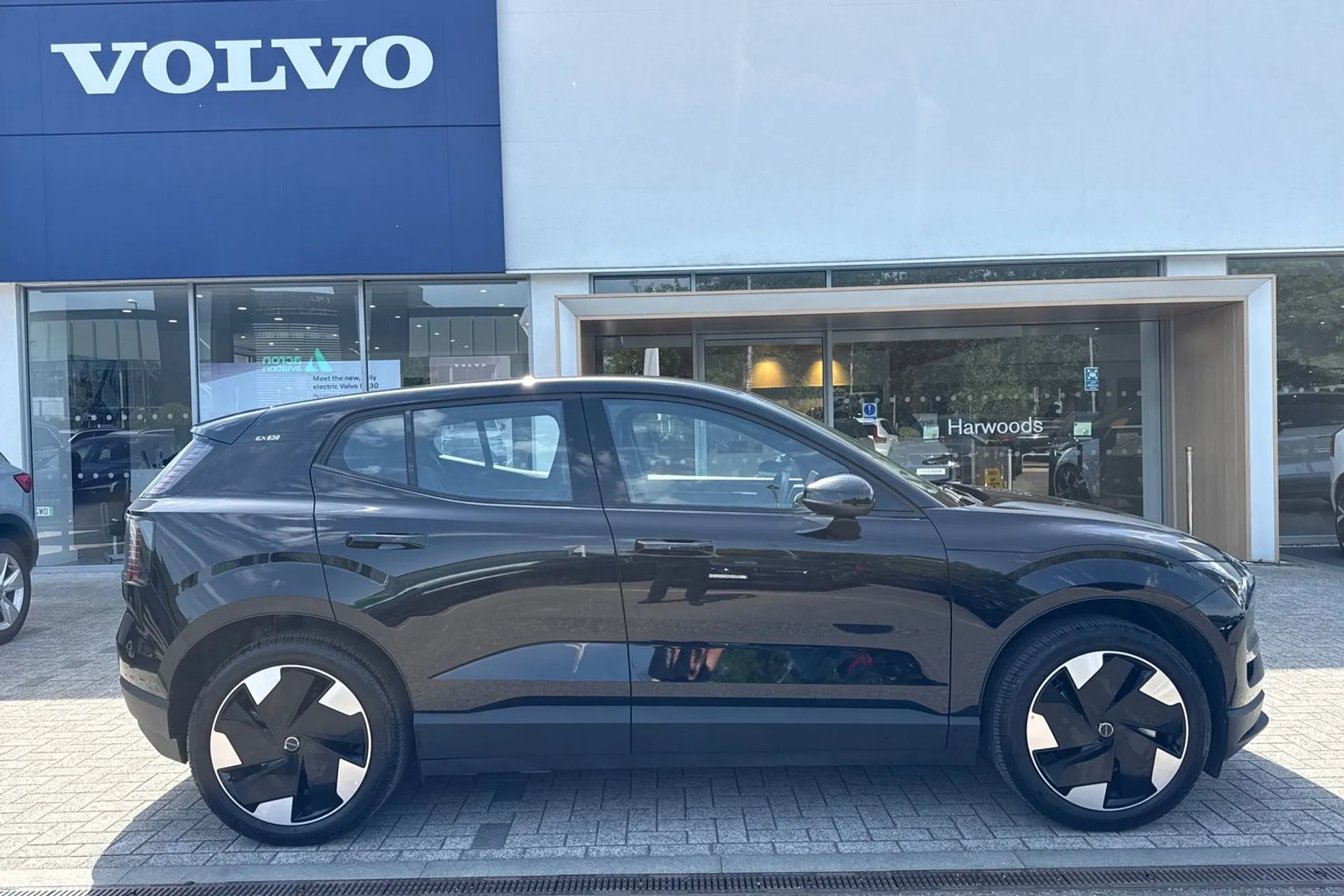 Volvo EX30 thumbnail image number 2