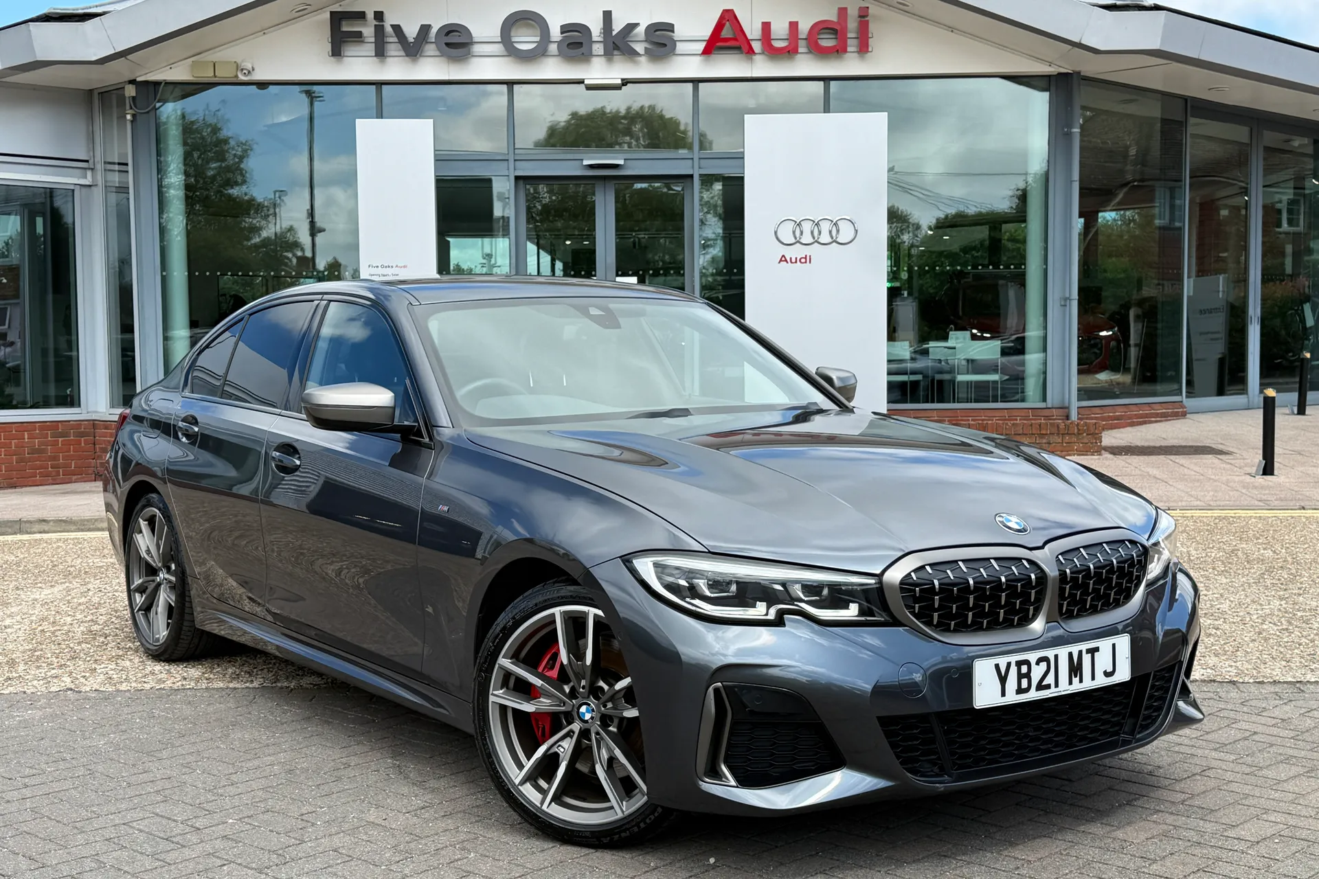 BMW 3 SERIES focused image
