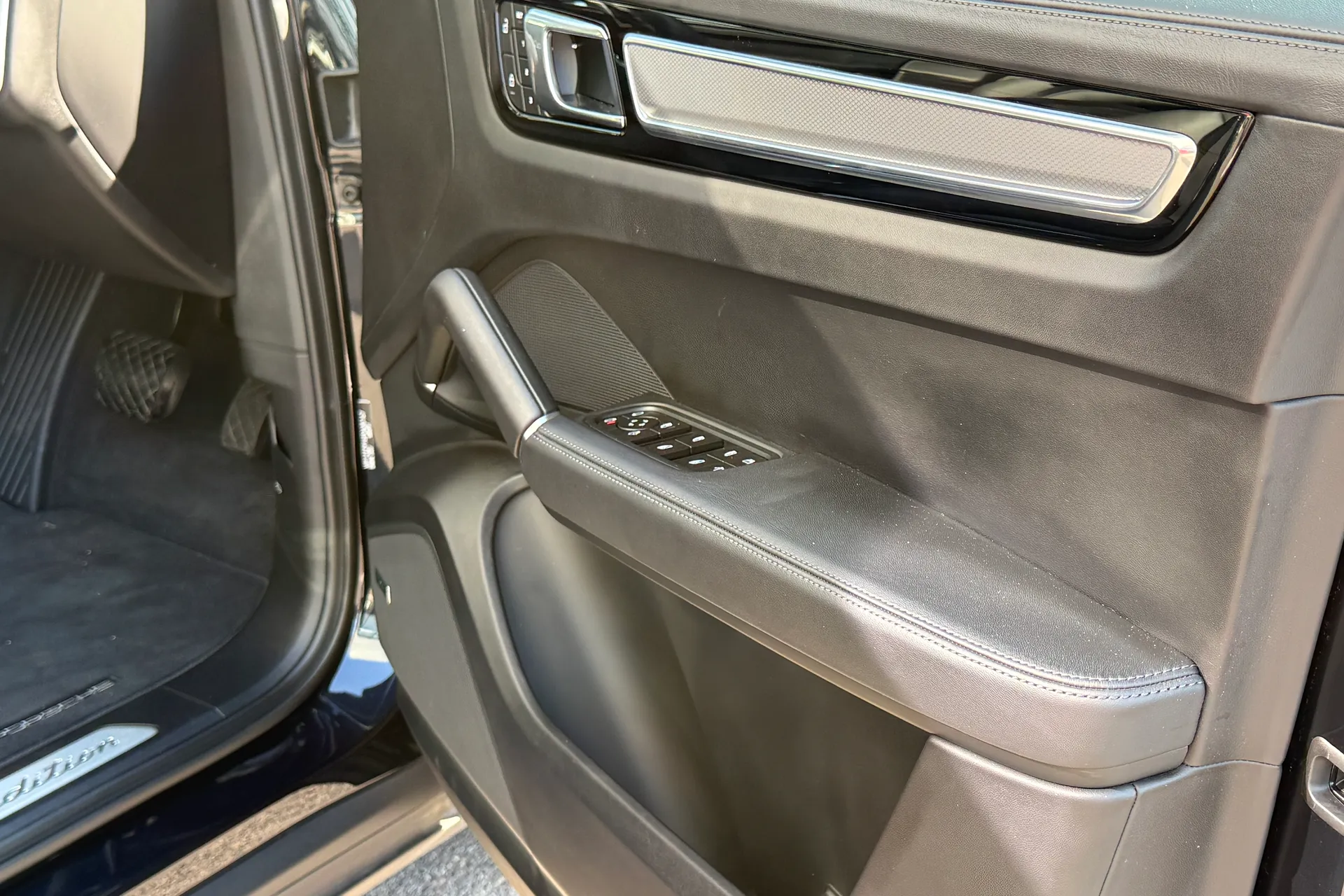 Porsche CAYENNE thumbnail image number 32