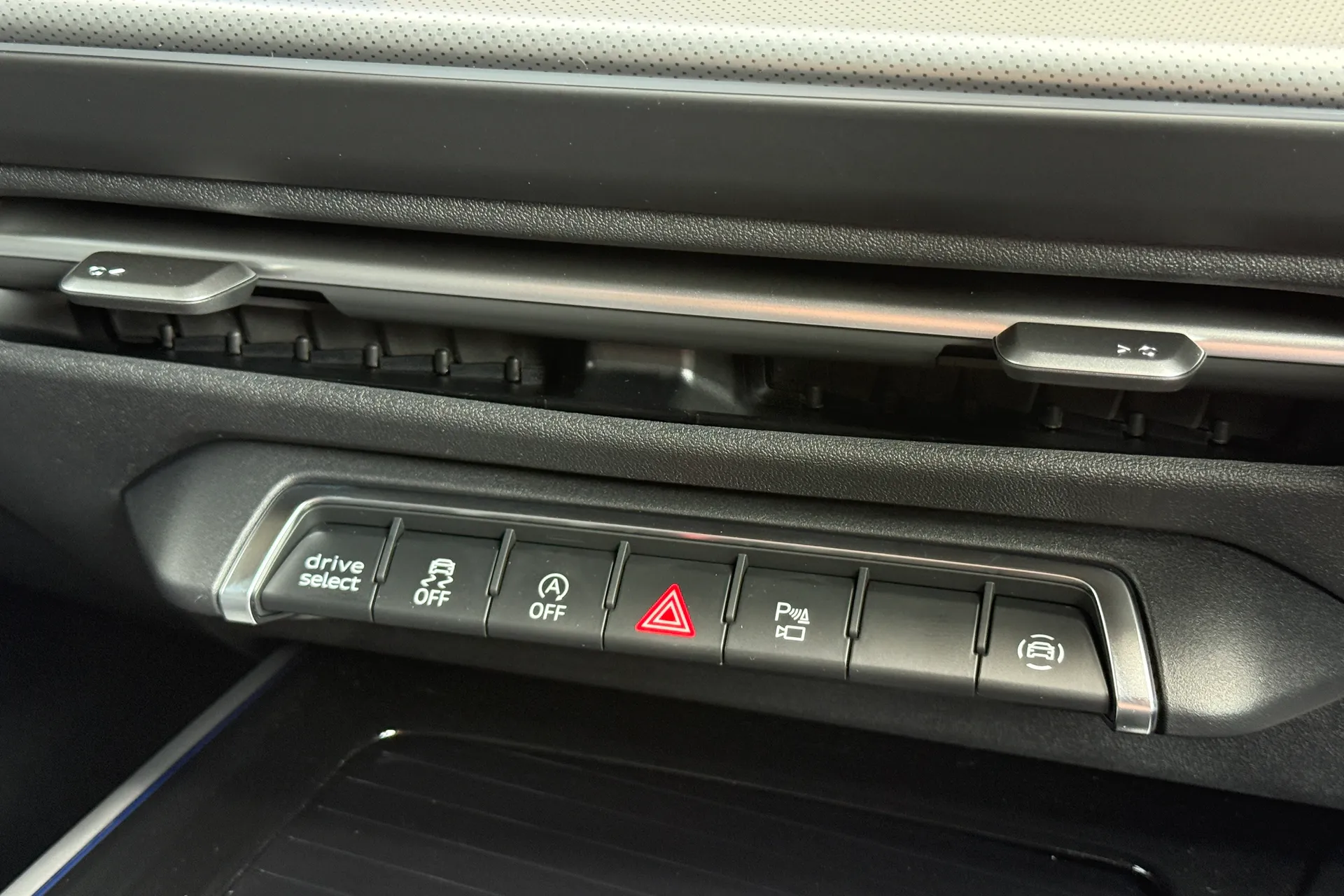 Audi Q3 thumbnail image number 36