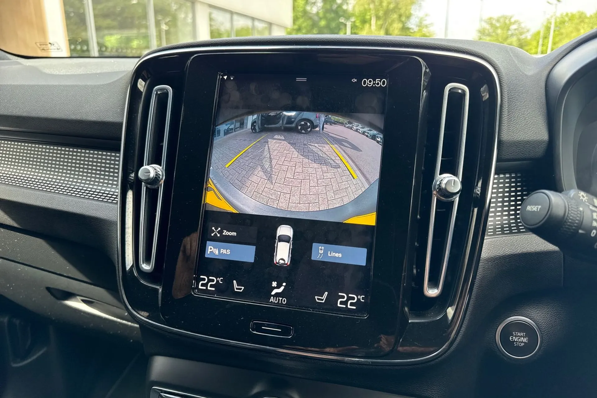 Volvo XC40 thumbnail image number 4