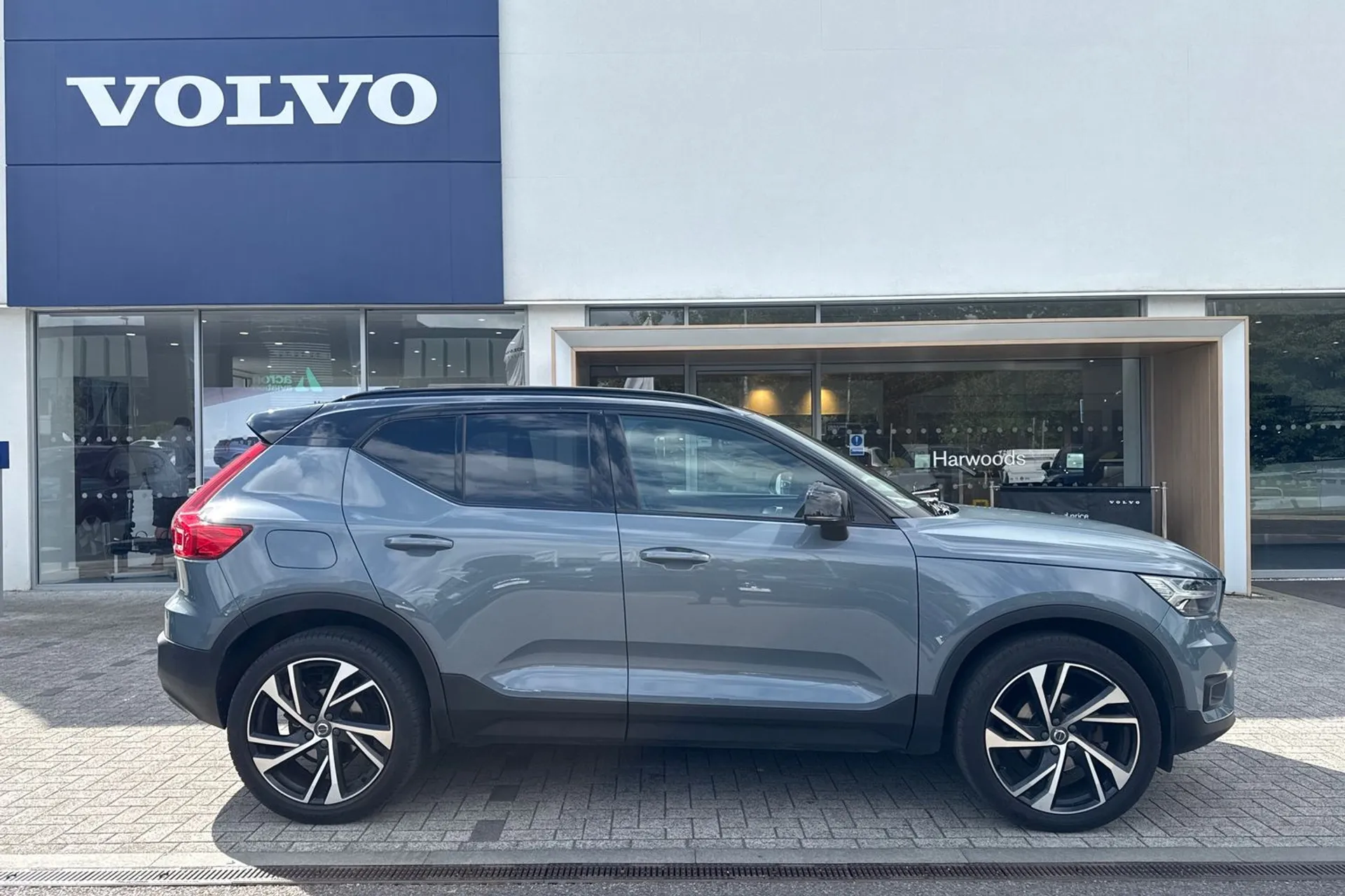 Volvo XC40 thumbnail image number 2