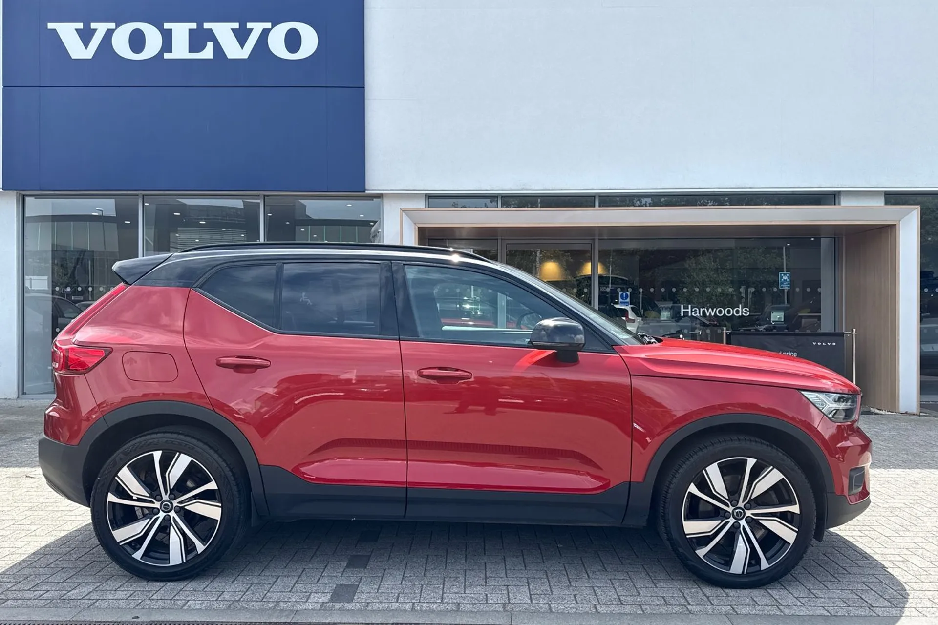 Volvo XC40 thumbnail image number 2
