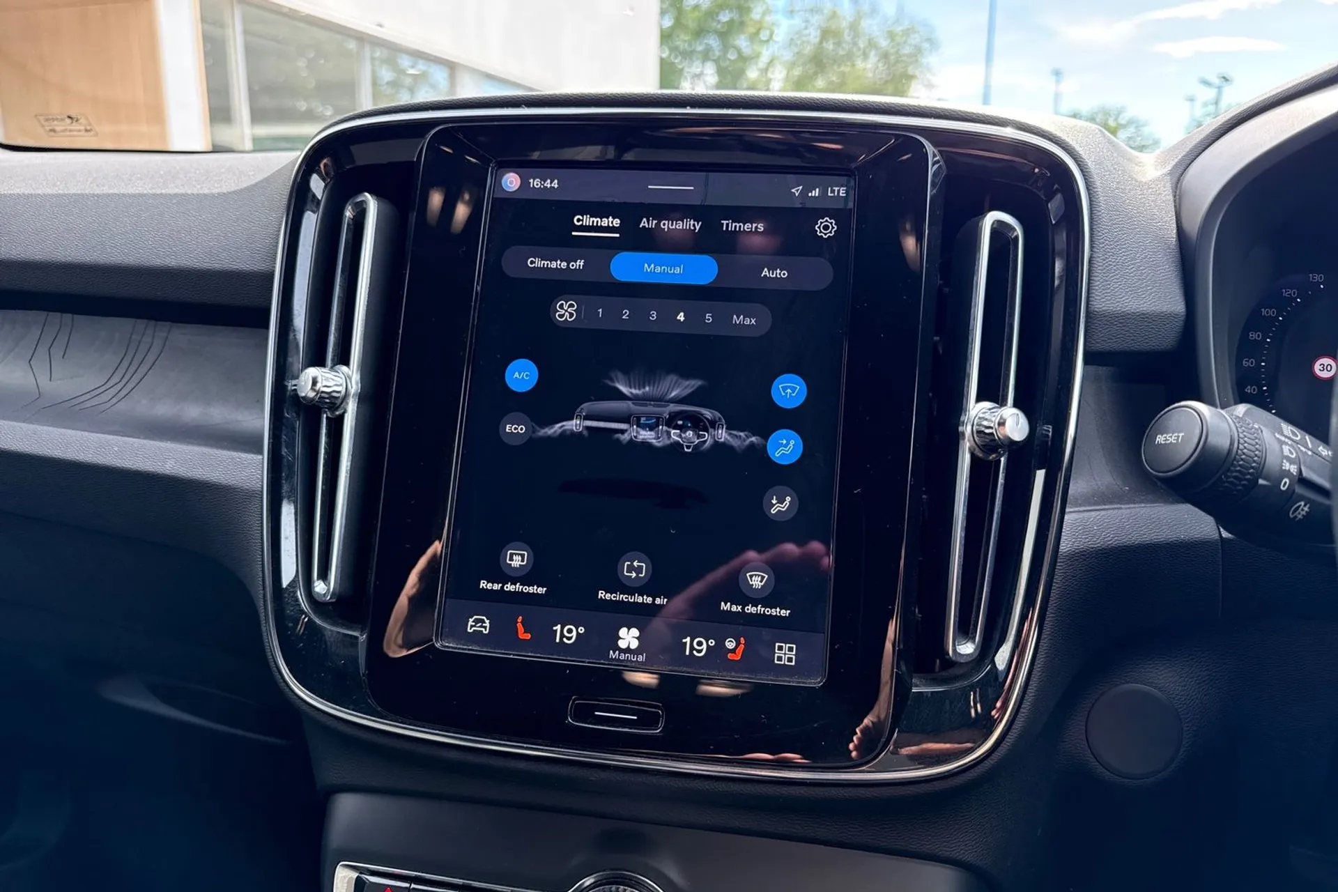 Volvo XC40 thumbnail image number 38