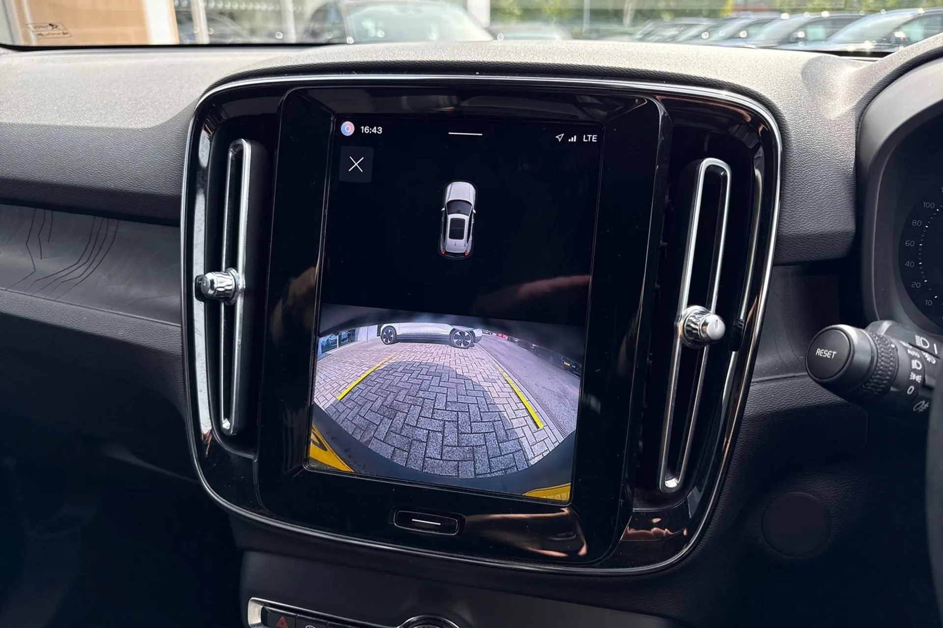 Volvo XC40 thumbnail image number 4