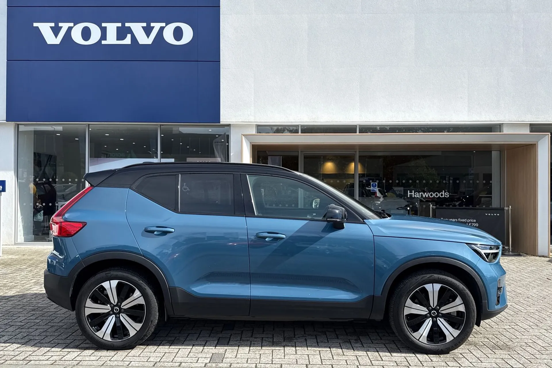 Volvo XC40 thumbnail image number 2