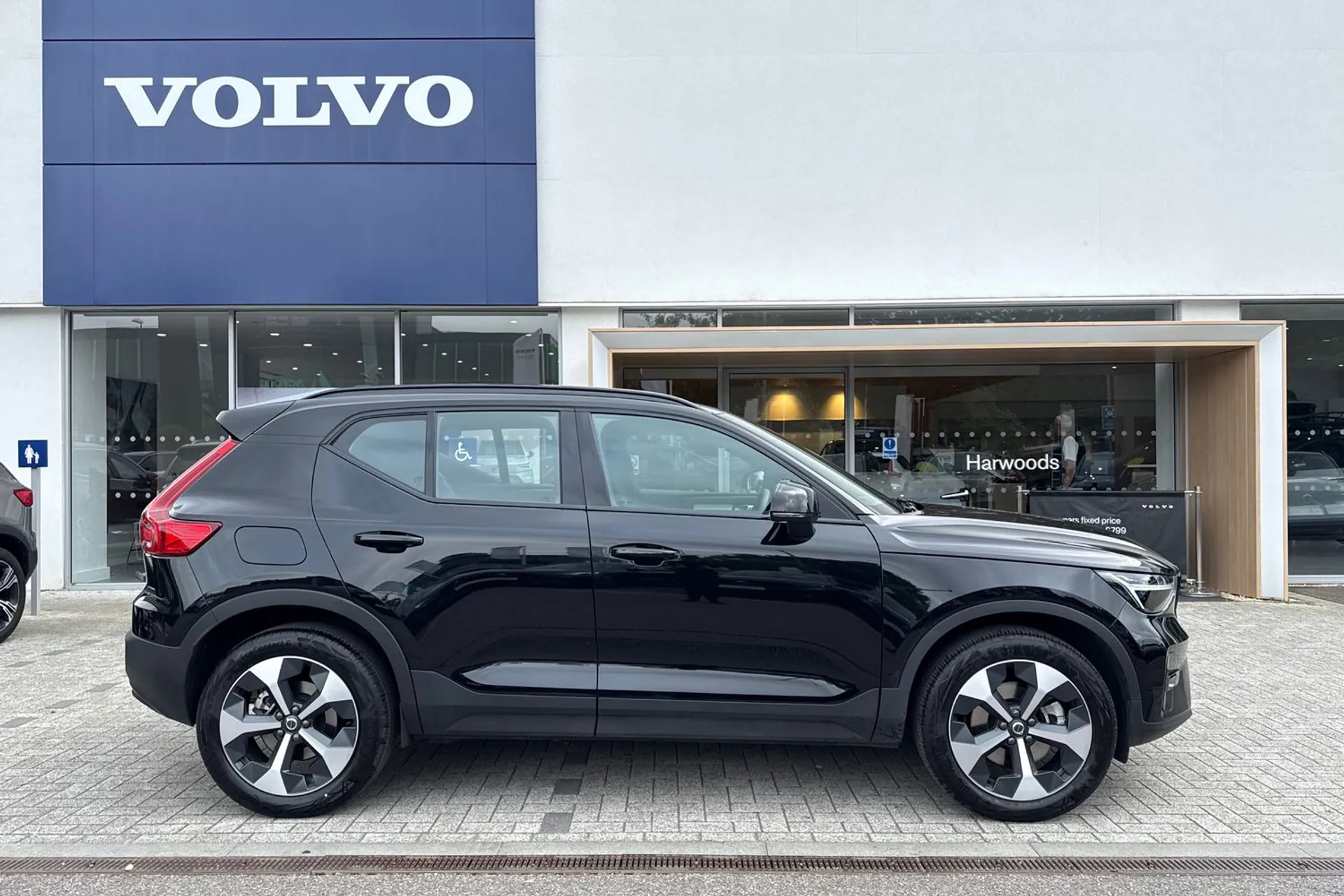 Volvo XC40 thumbnail image number 2