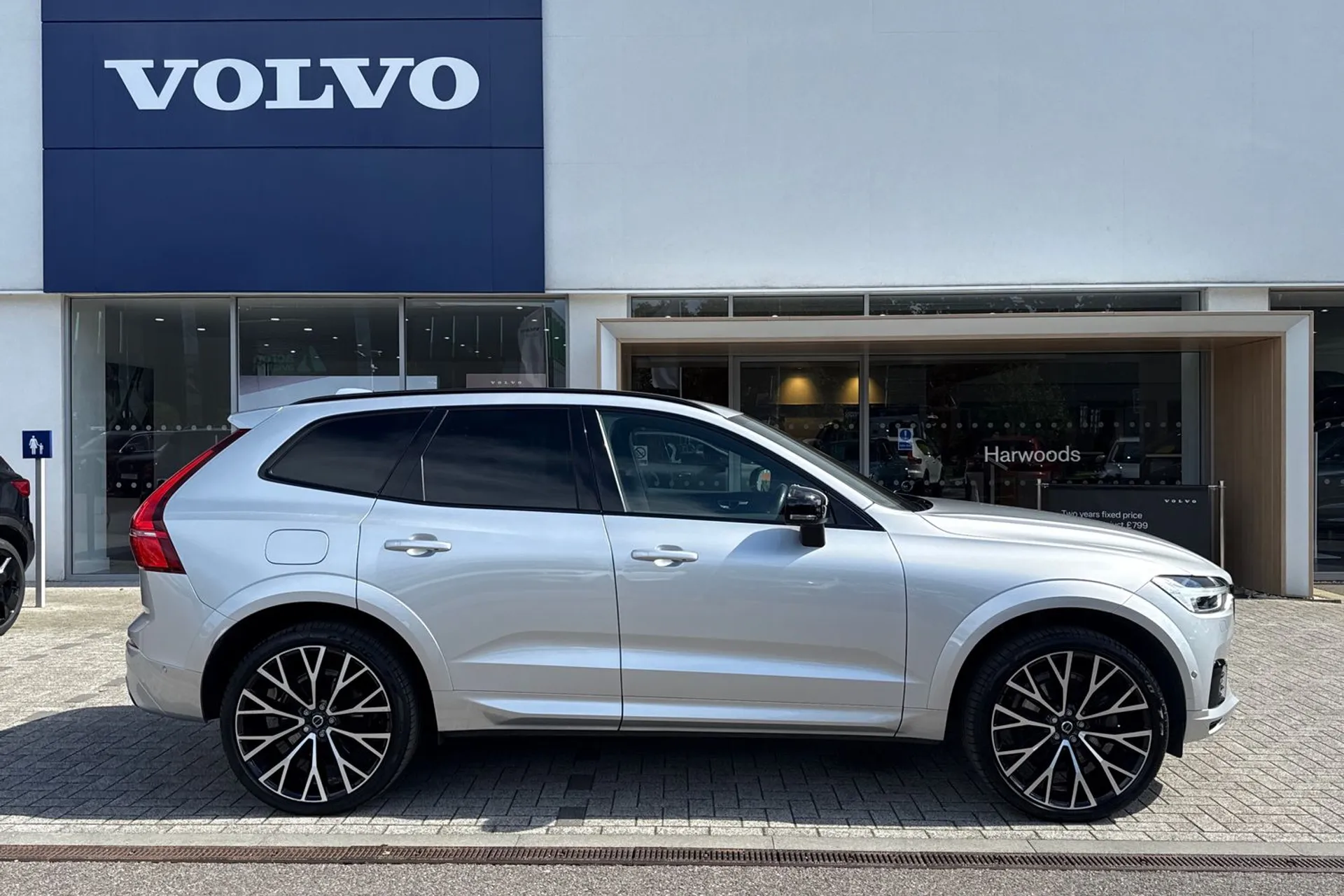 Volvo XC60 thumbnail image number 2