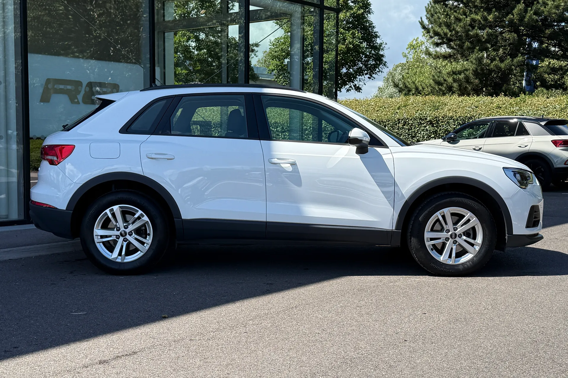 Audi Q3 thumbnail image number 2