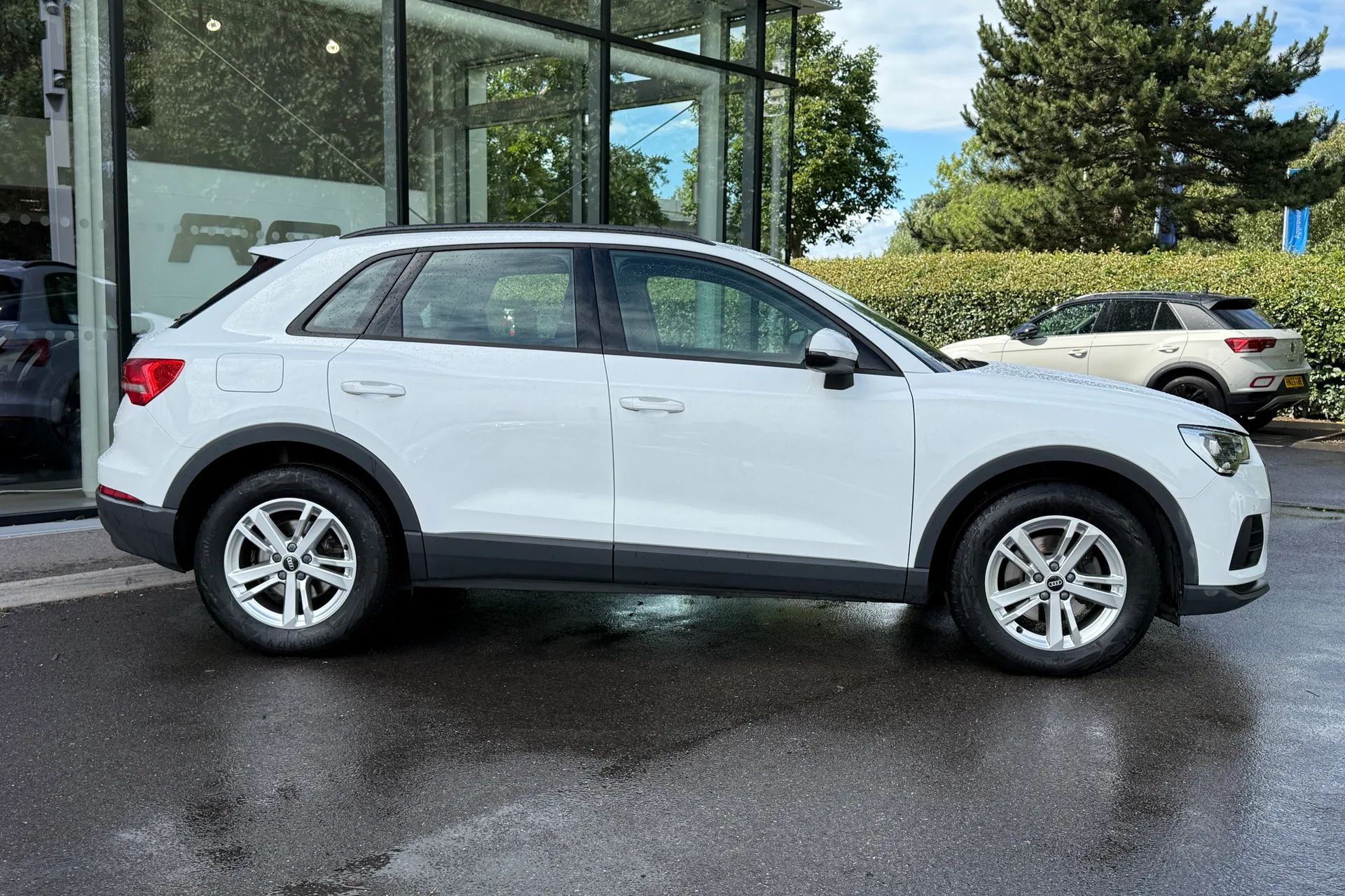 Audi Q3 thumbnail image number 2