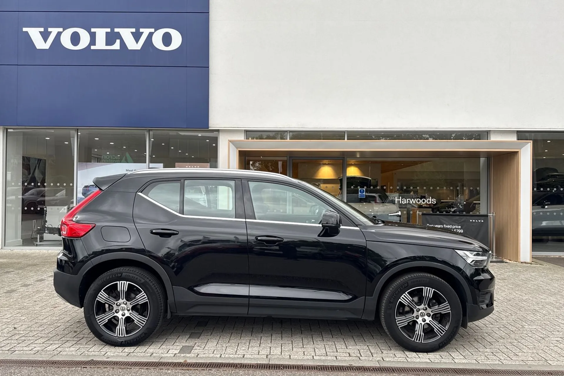 Volvo XC40 thumbnail image number 2