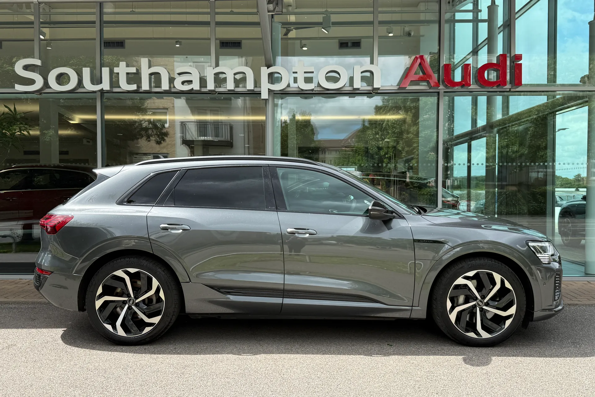Audi Q8 thumbnail image number 4