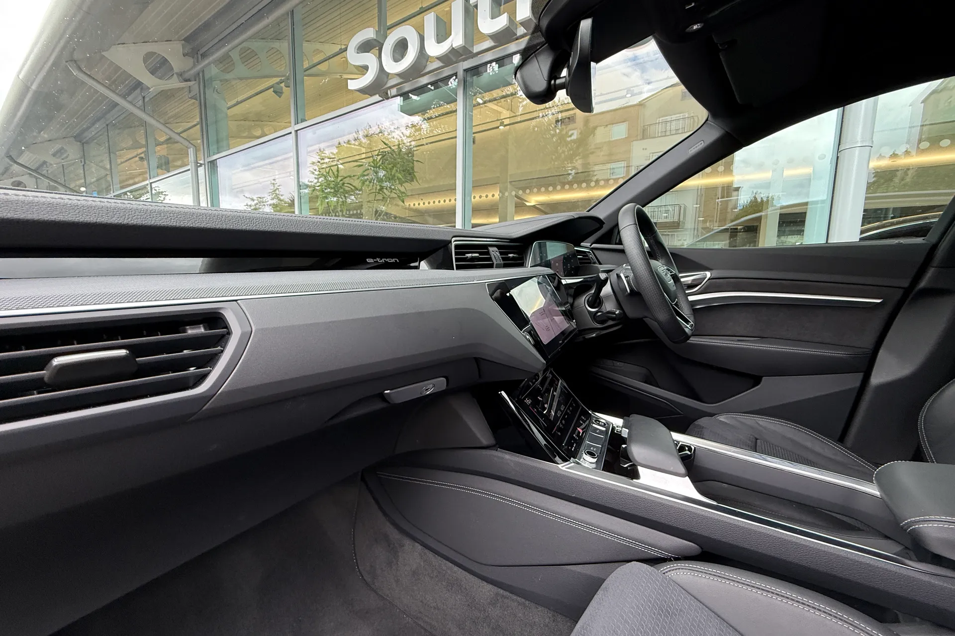 Audi Q8 thumbnail image number 2