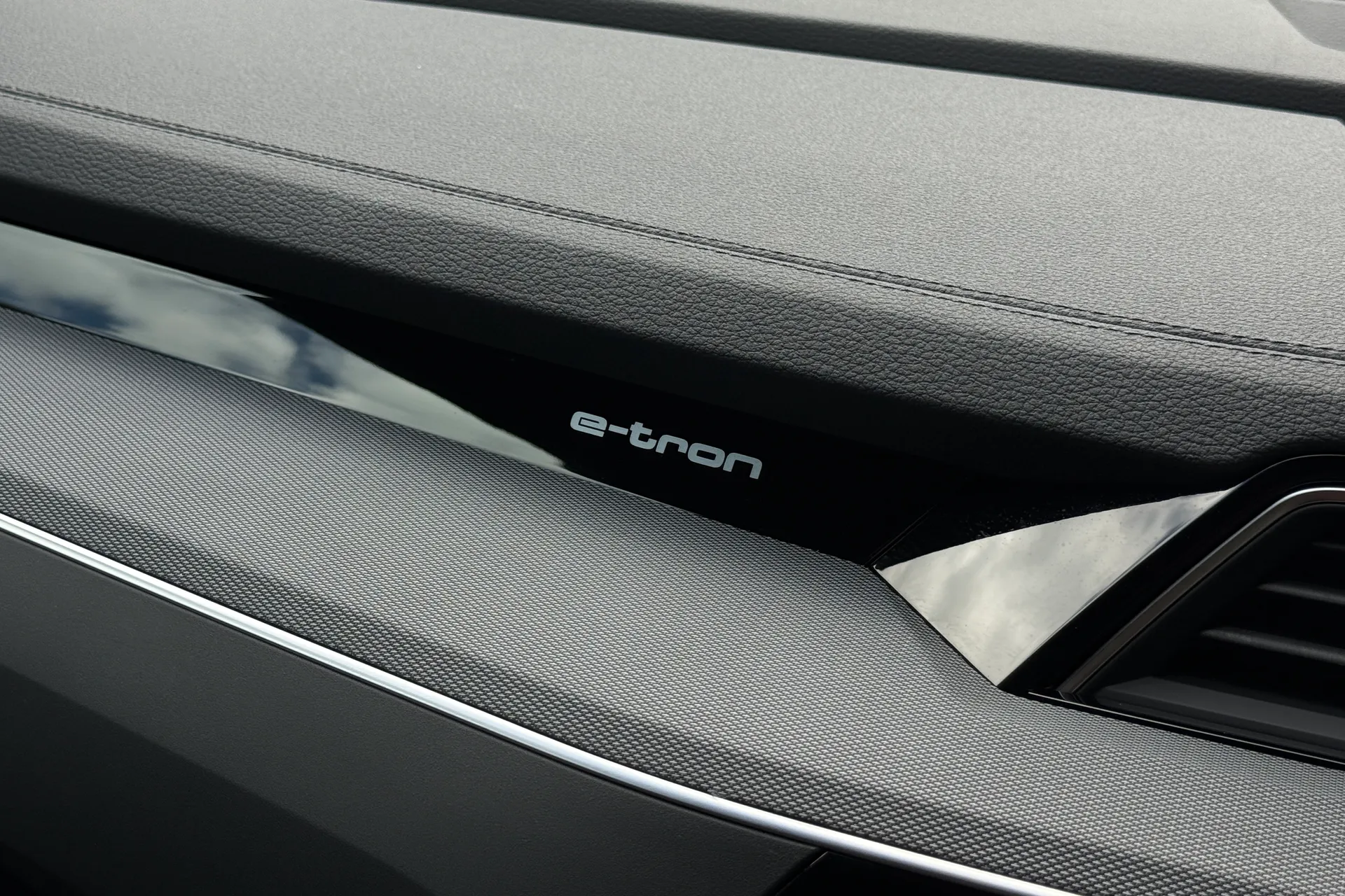 Audi Q8 thumbnail image number 30
