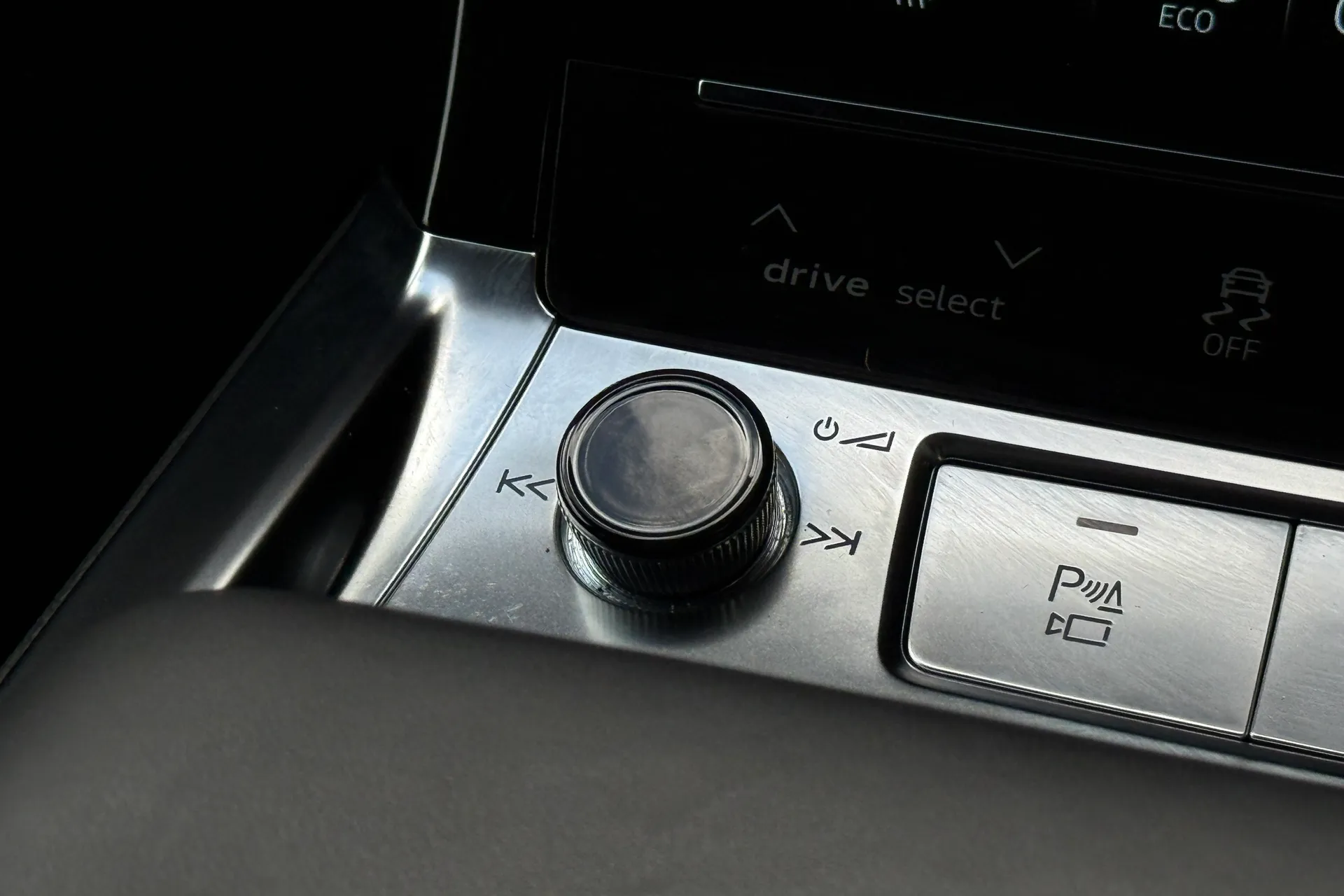 Audi Q8 thumbnail image number 24