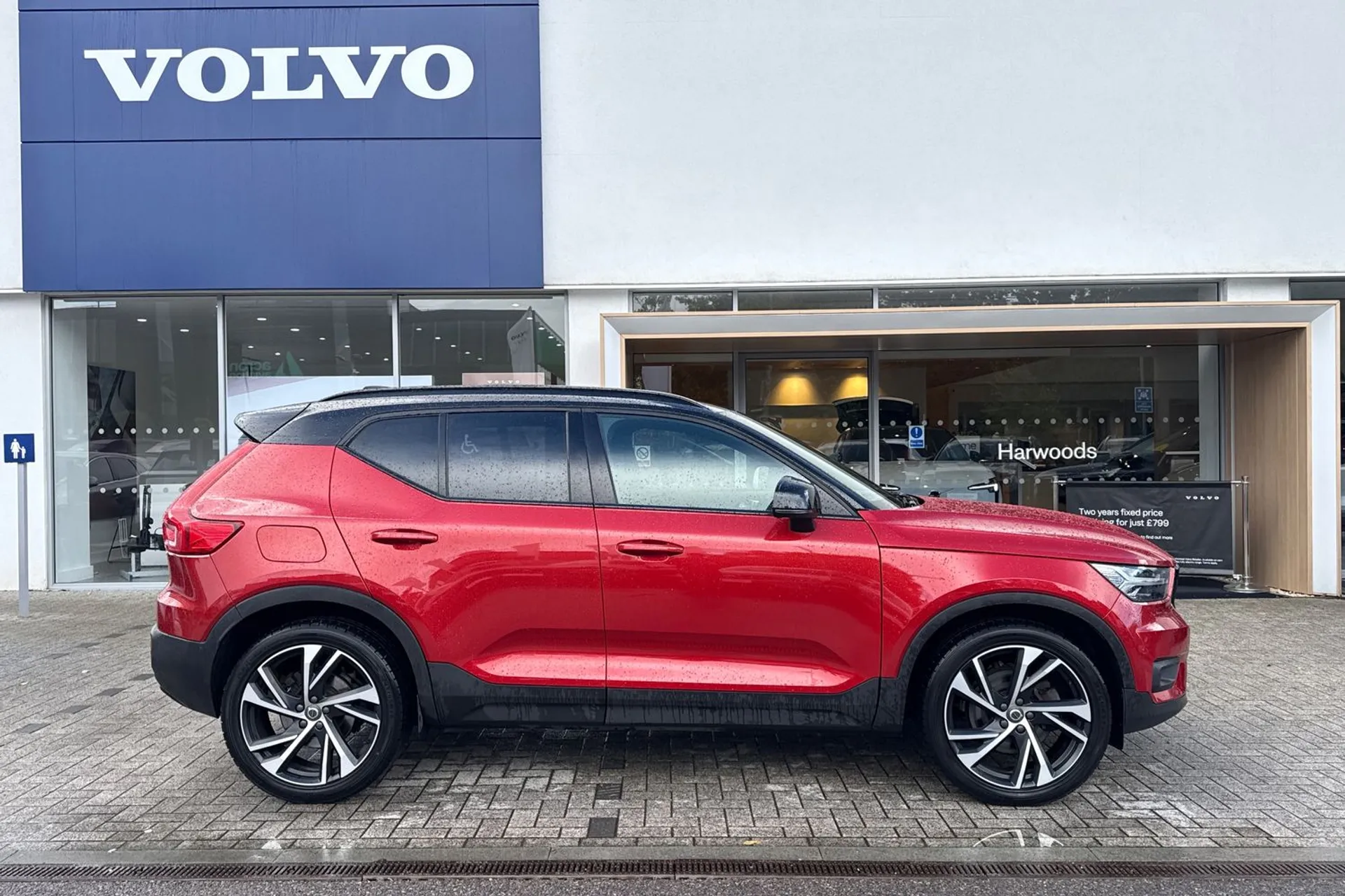 Volvo XC40 thumbnail image number 2