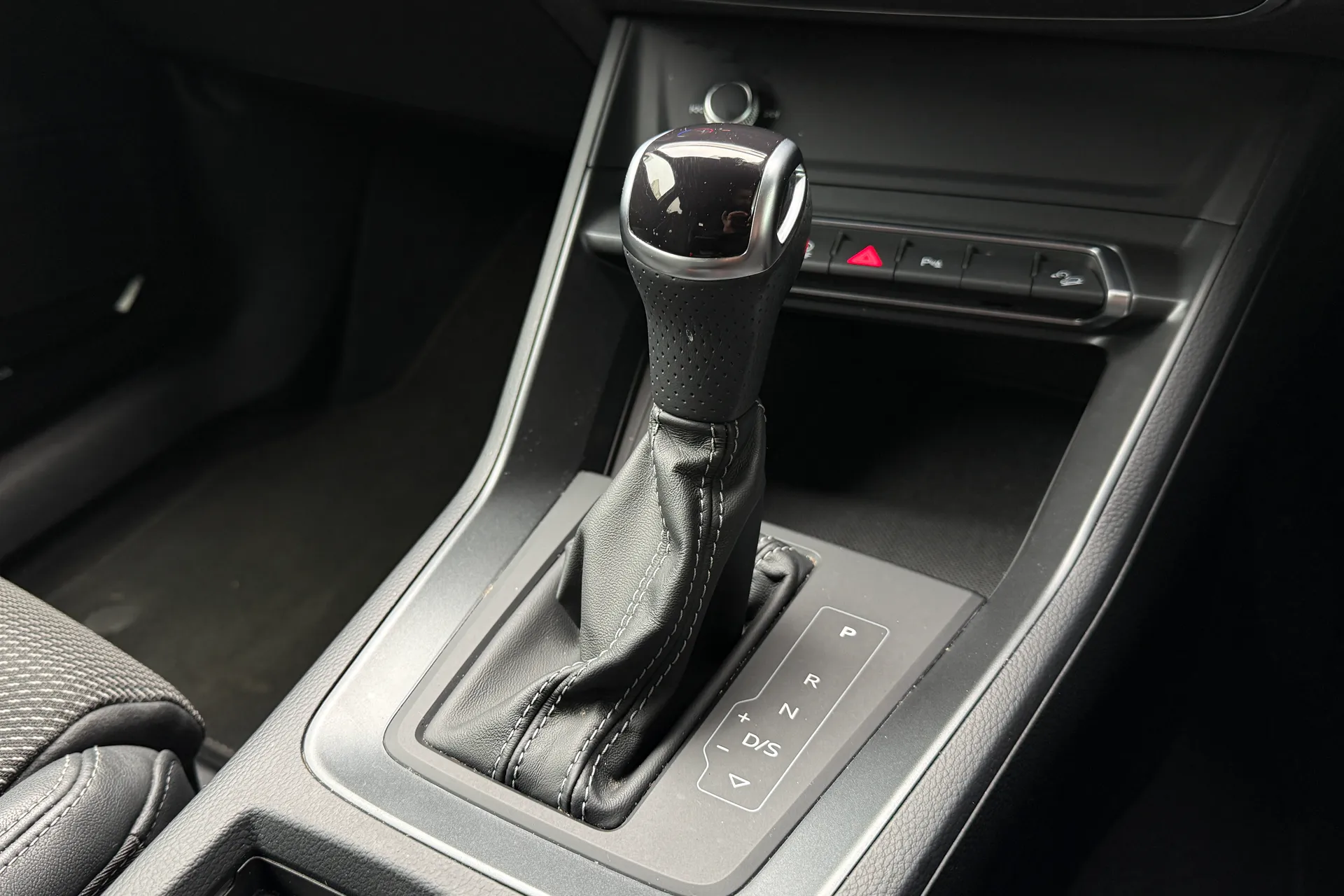Audi Q3 thumbnail image number 25