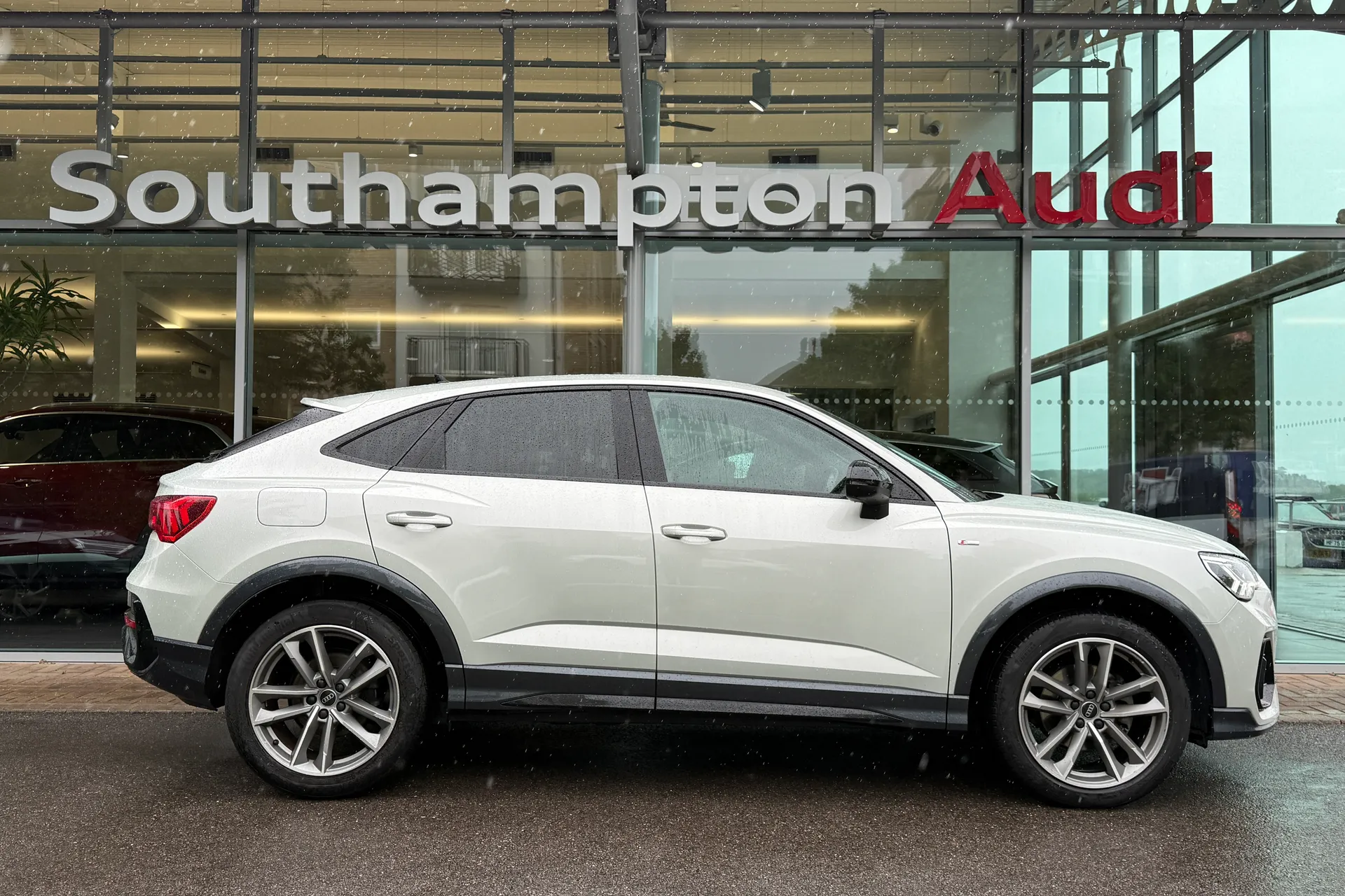 Audi Q3 thumbnail image number 2