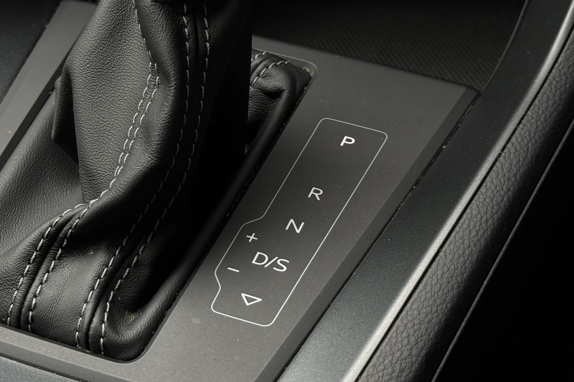 Audi Q3 thumbnail image number 24