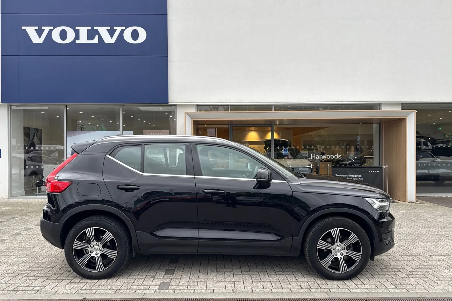 Volvo XC40 thumbnail image number 2