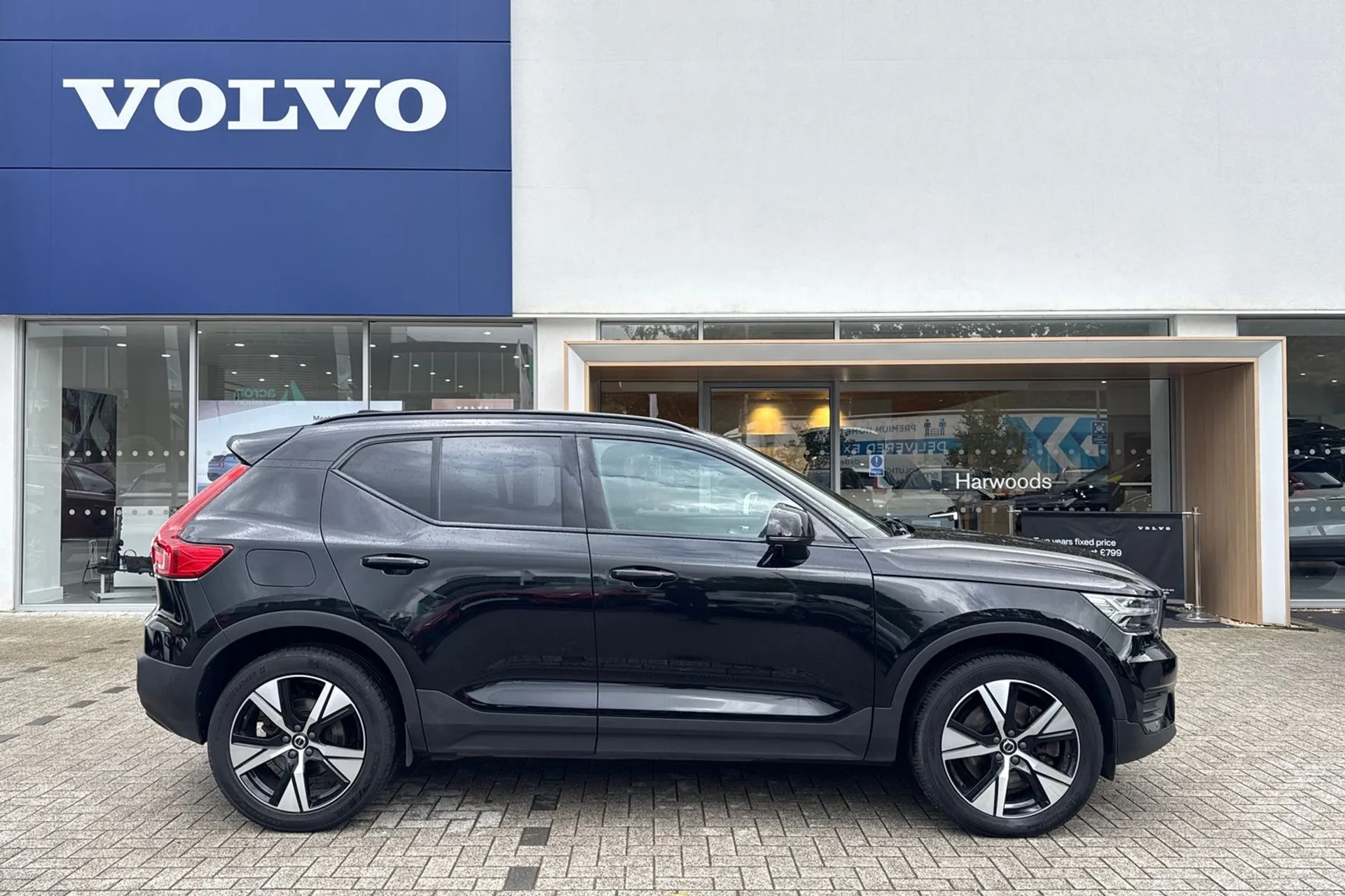 Volvo XC40 thumbnail image number 2